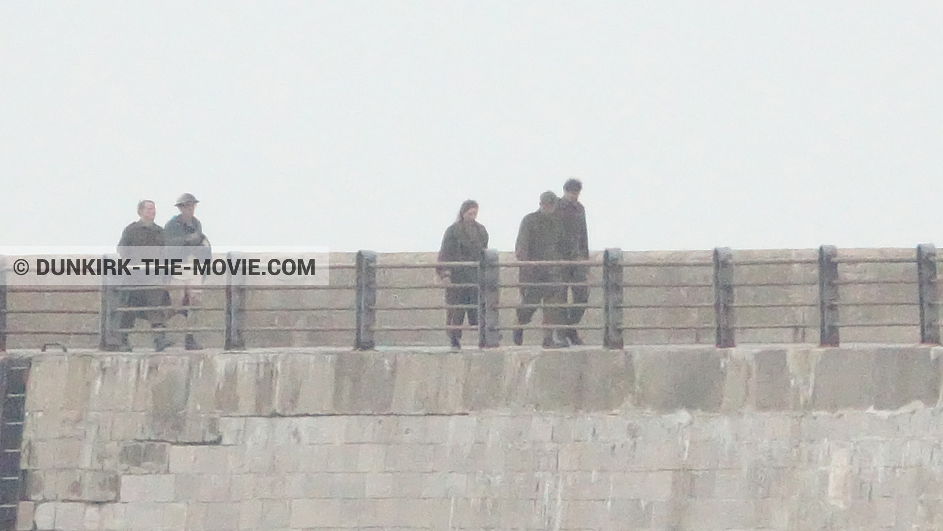 Photo avec ciel gris, figurants, jetÃ©e EST,  des dessous du Film Dunkerque de Nolan