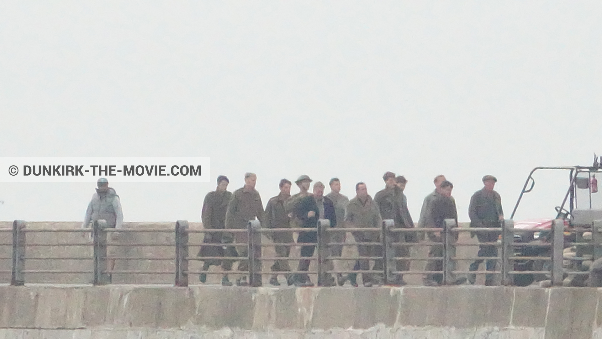 Photo avec ciel gris, figurants, jetÃ©e EST, Ã©quipe technique,  des dessous du Film Dunkerque de Nolan