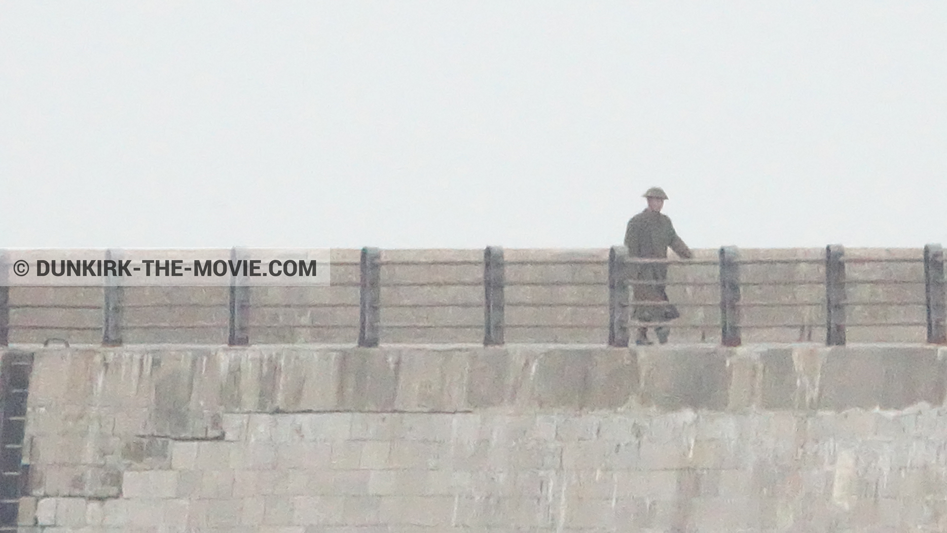 Photo avec ciel gris, figurants, jetÃ©e EST,  des dessous du Film Dunkerque de Nolan