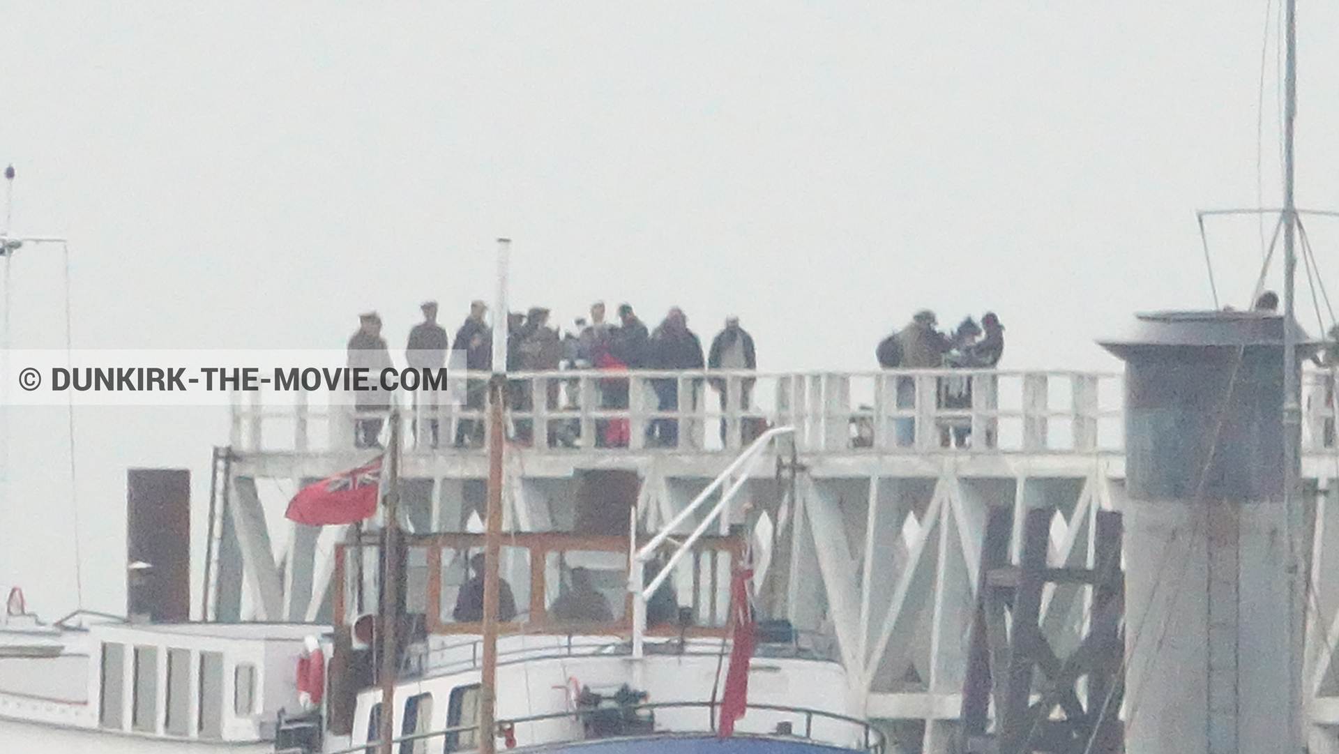 Photo avec bateau, décor, jetée EST, équipe technique,  des dessous du Film Dunkerque de Nolan