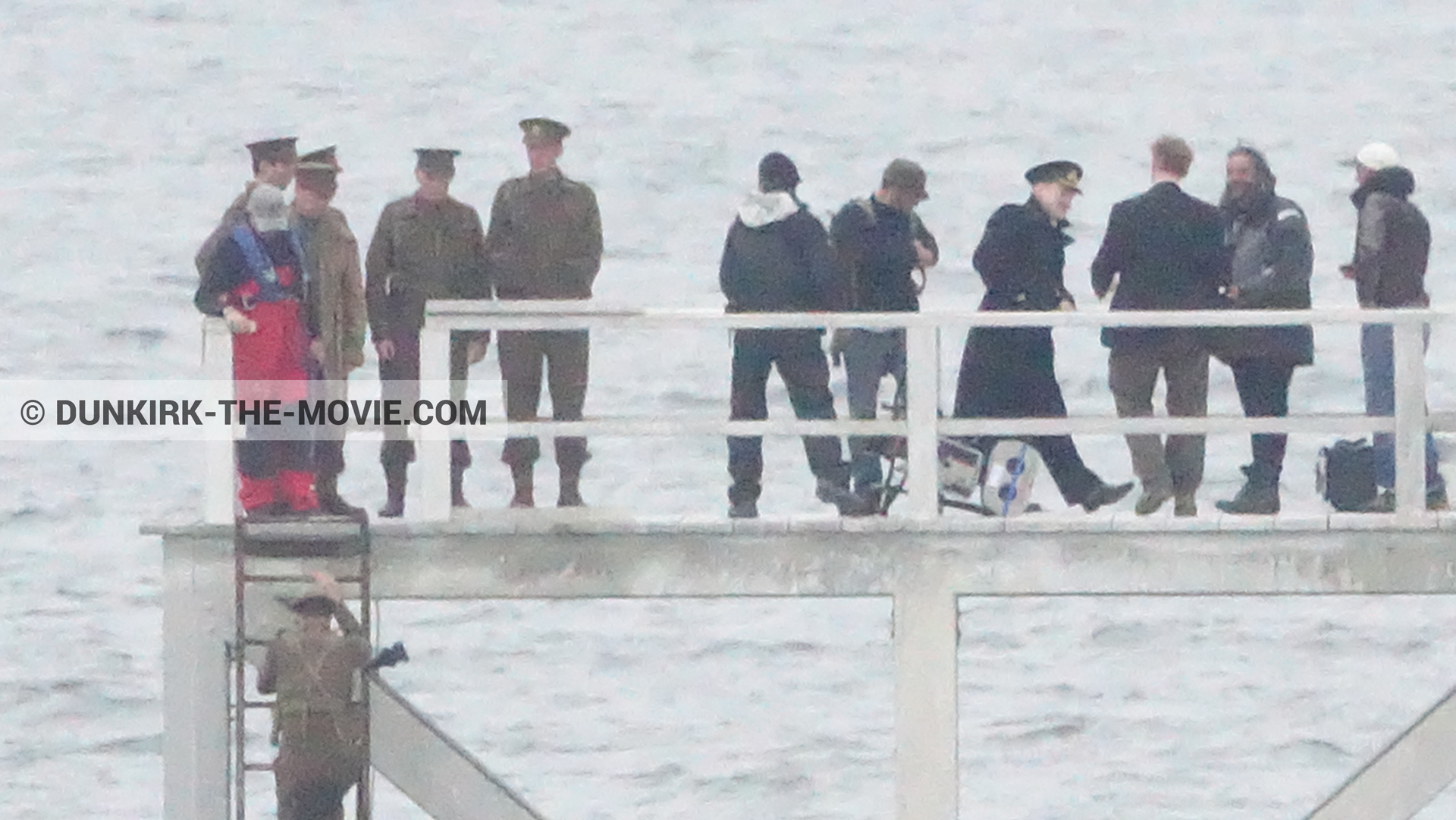 Photo avec acteur, figurants, Hoyte van Hoytema, jetÃ©e EST, Kenneth Branagh, Christopher Nolan,  des dessous du Film Dunkerque de Nolan