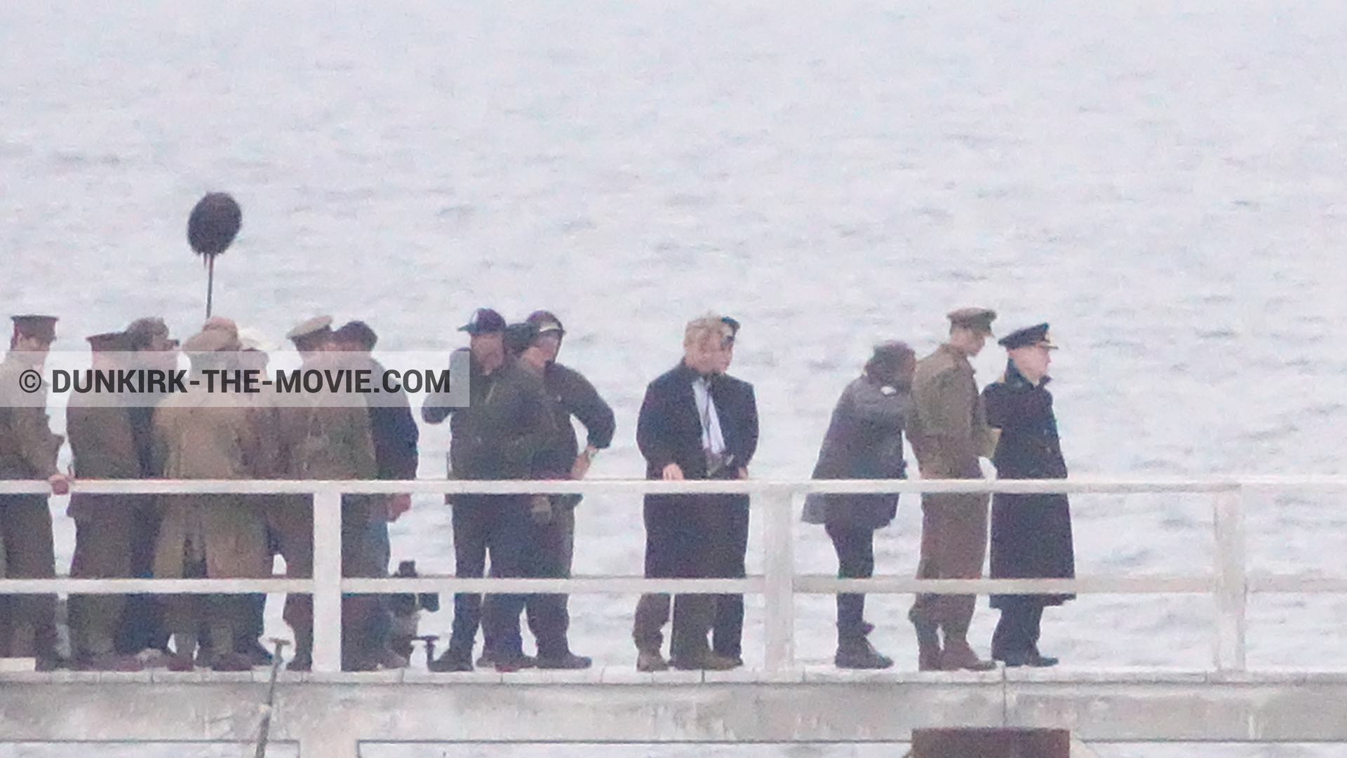 Fotos con actor, Hoyte van Hoytema, muelle del ESTE, Kenneth Branagh, Christopher Nolan, equipo técnica,  durante el rodaje de la película Dunkerque de Nolan