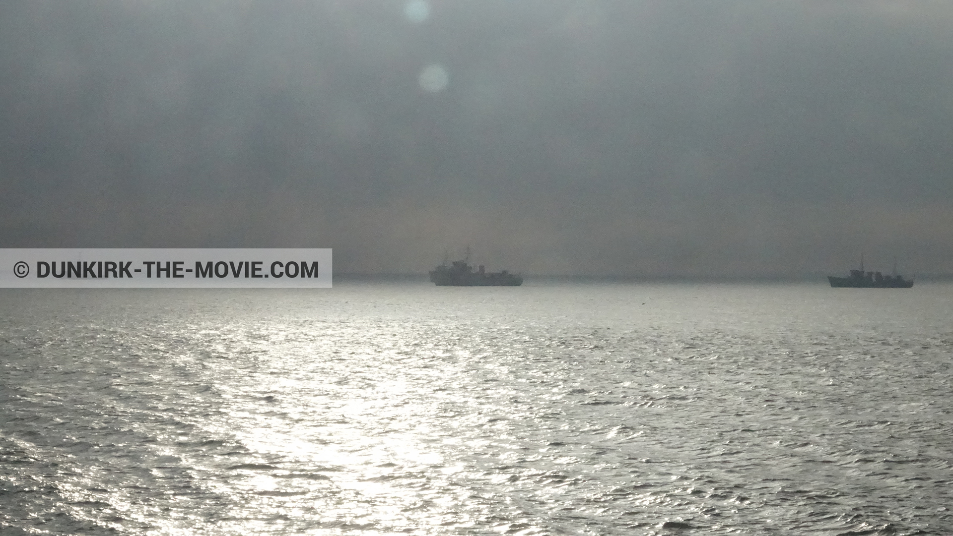 Photo avec bateau, ciel nuageux,  des dessous du Film Dunkerque de Nolan