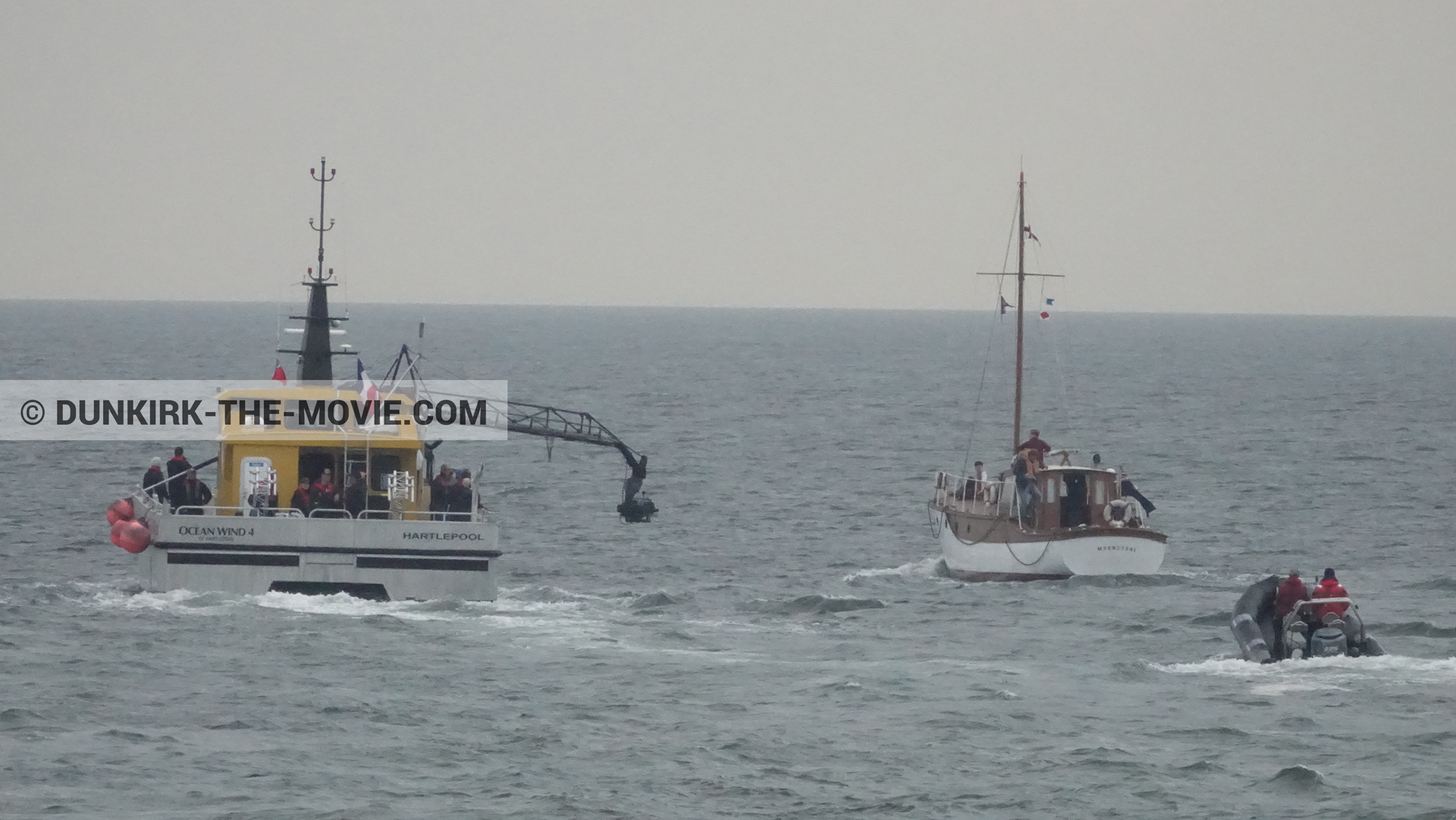 Fotos con actor, barco, cielo gris, mares calma, Ocean Wind 4, zodiaco, Moonstone,  durante el rodaje de la película Dunkerque de Nolan
