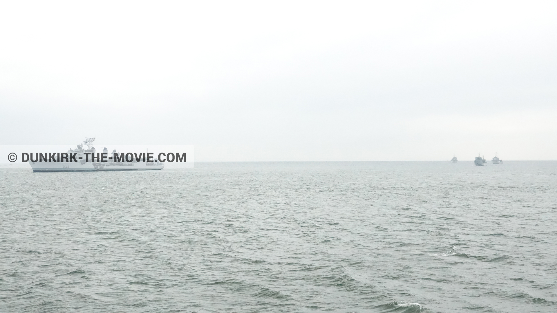 Photo avec bateau, mer calme,  des dessous du Film Dunkerque de Nolan