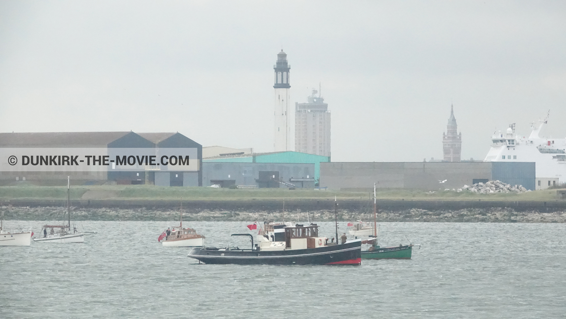 Fotos con barco, faro de Dunkerque,  durante el rodaje de la película Dunkerque de Nolan