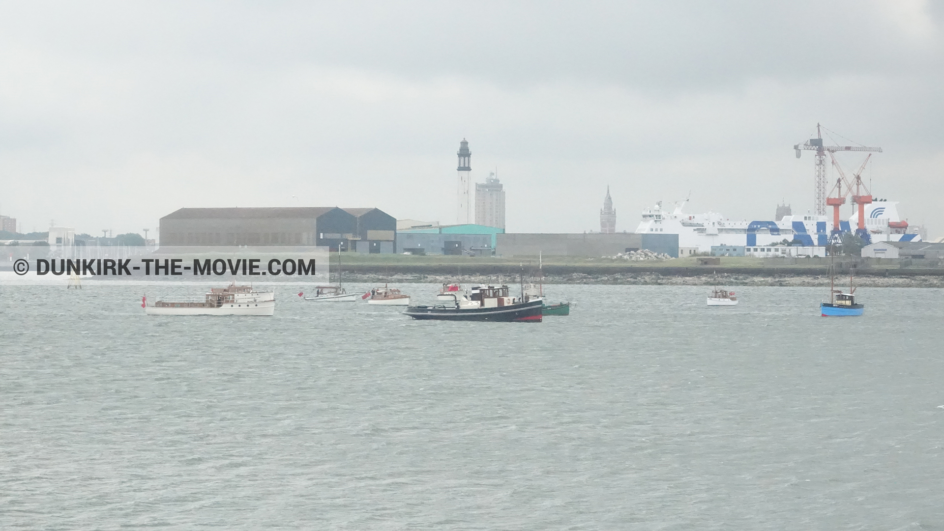 Photo avec bateau, phare de Dunkerque,  des dessous du Film Dunkerque de Nolan