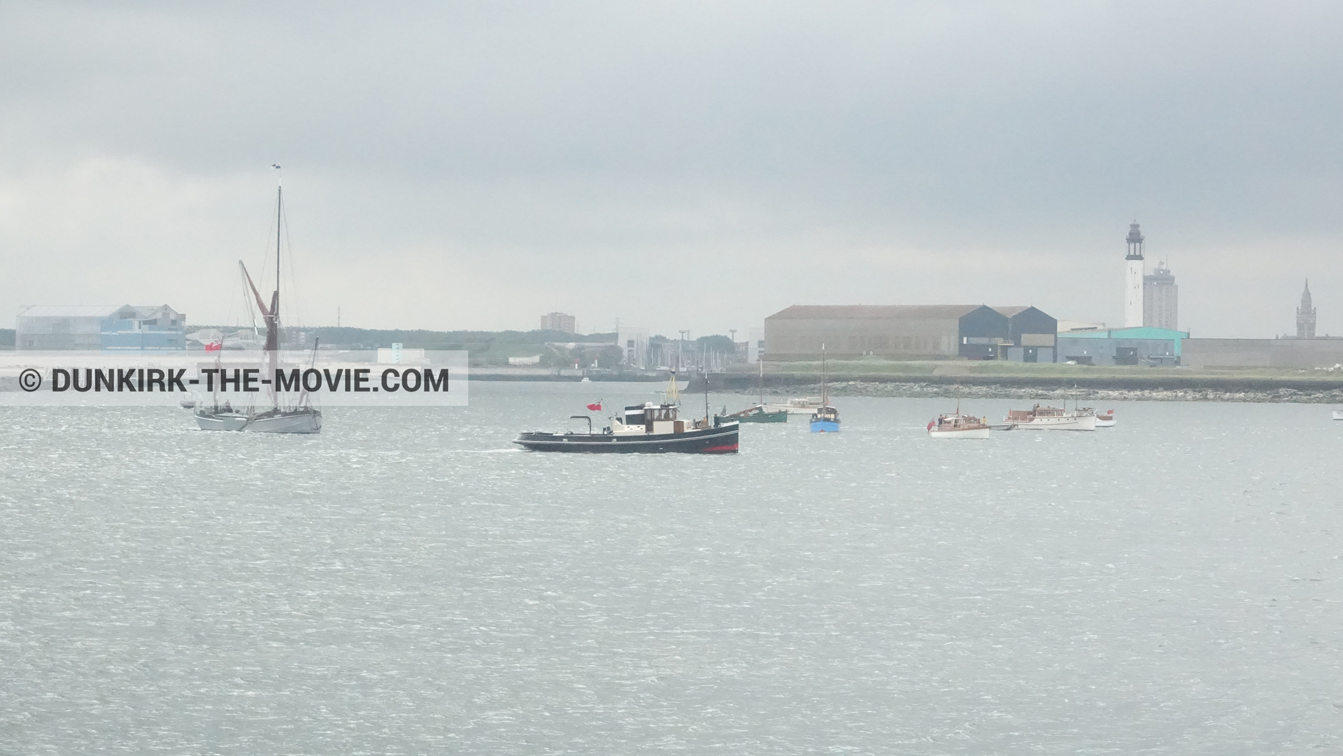 Fotos con barco, faro de Dunkerque,  durante el rodaje de la película Dunkerque de Nolan