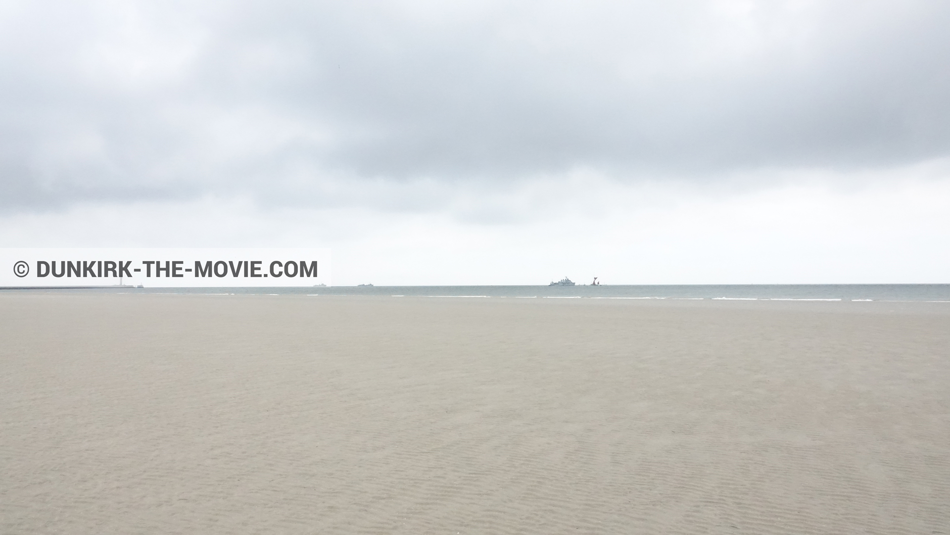 Photo avec bateau, phare de Dunkerque, plage,  des dessous du Film Dunkerque de Nolan