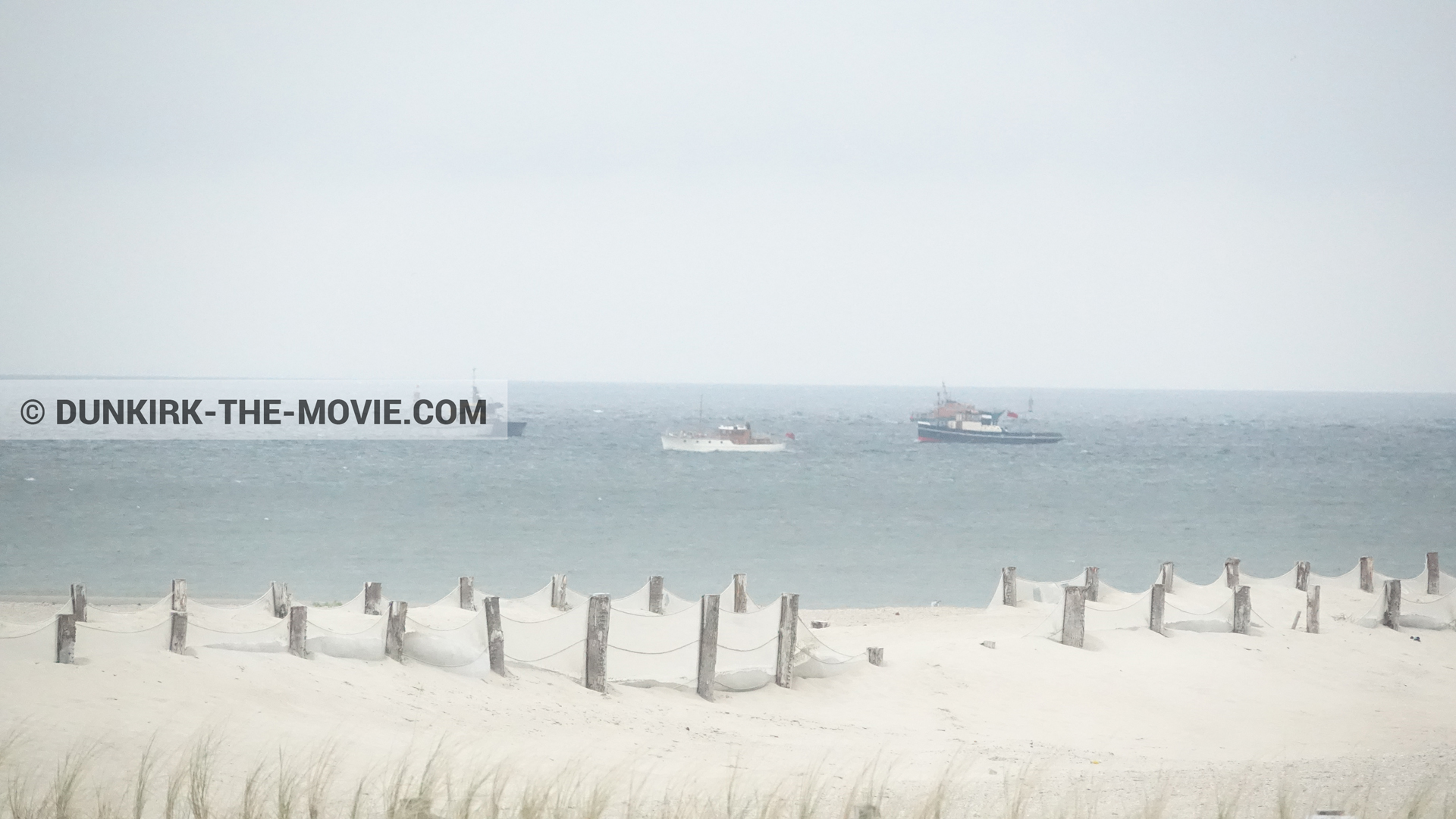Photo avec bateau, ciel gris, plage,  des dessous du Film Dunkerque de Nolan