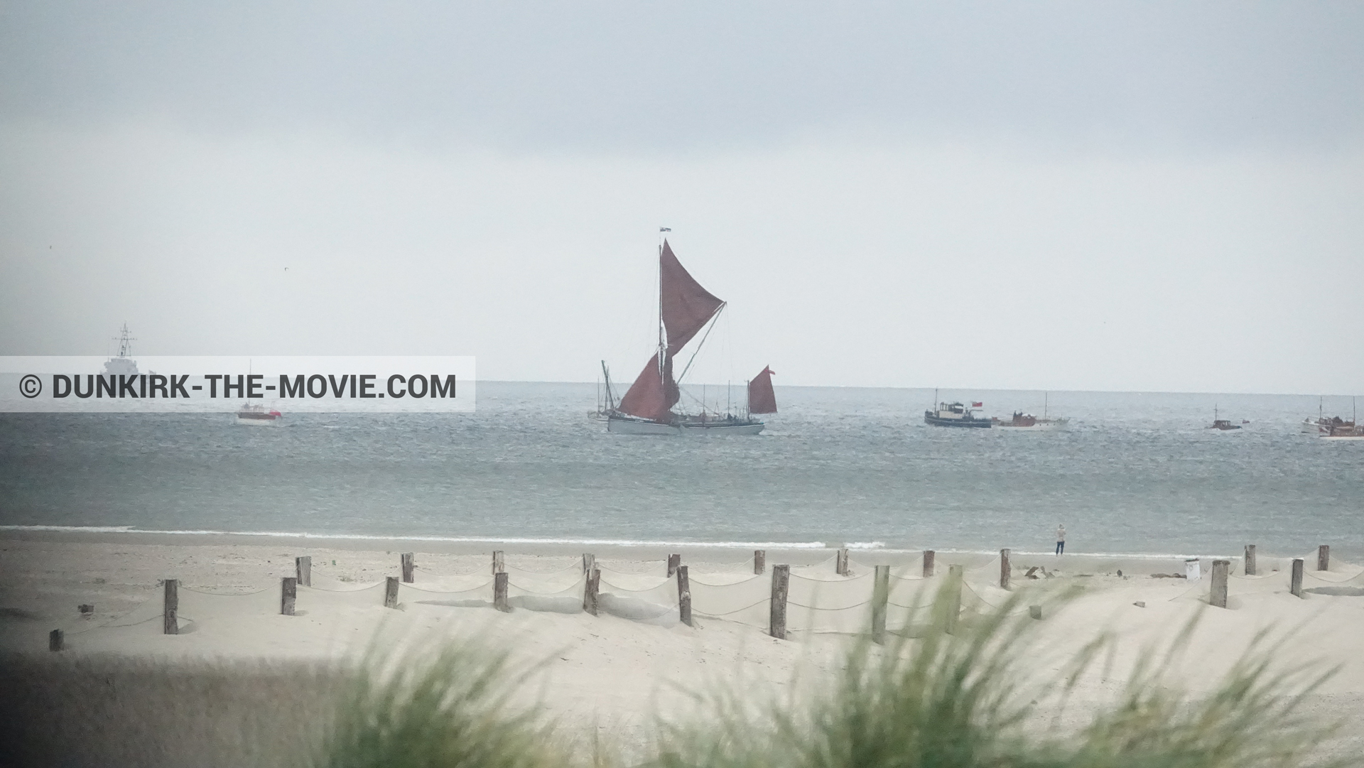 Fotos con barco, cielo gris, playa, del bote salvavidas Henry Finlay,  durante el rodaje de la película Dunkerque de Nolan