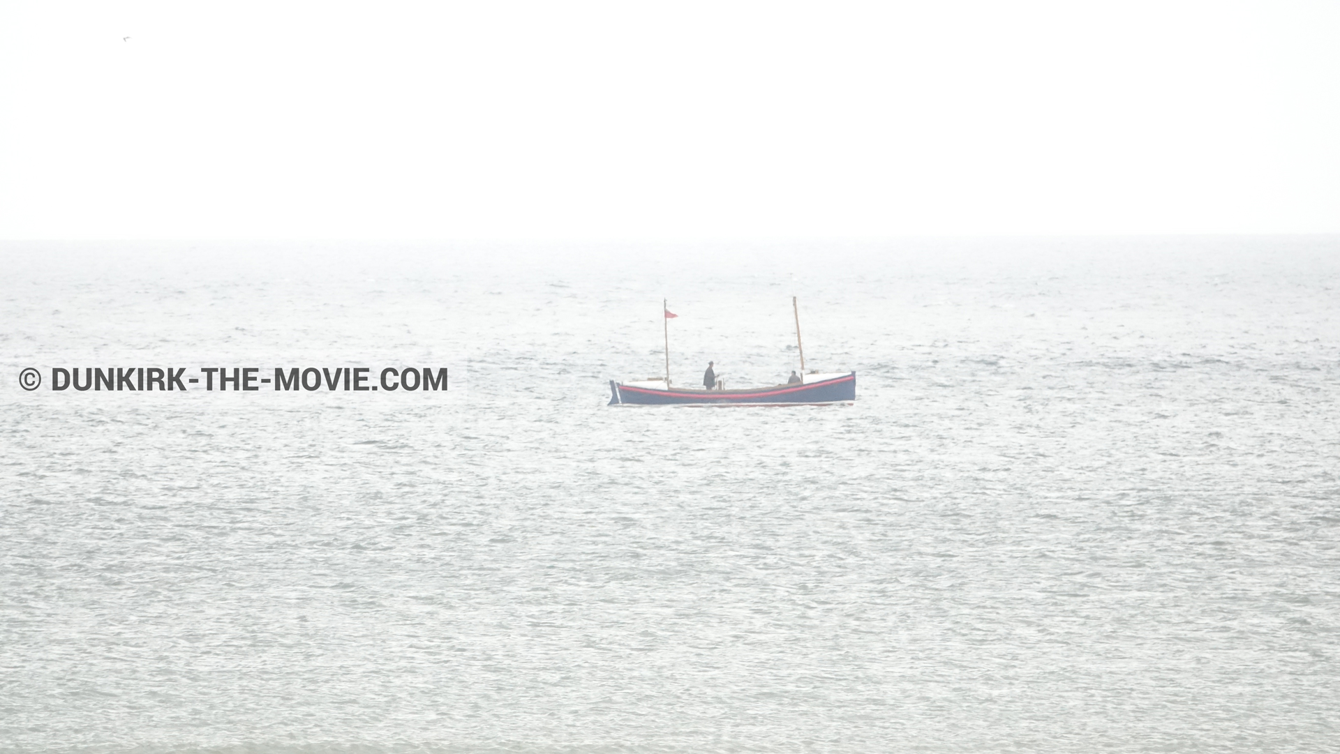 Fotos con cielo gris, mares calma, del bote salvavidas Henry Finlay ,  durante el rodaje de la película Dunkerque de Nolan