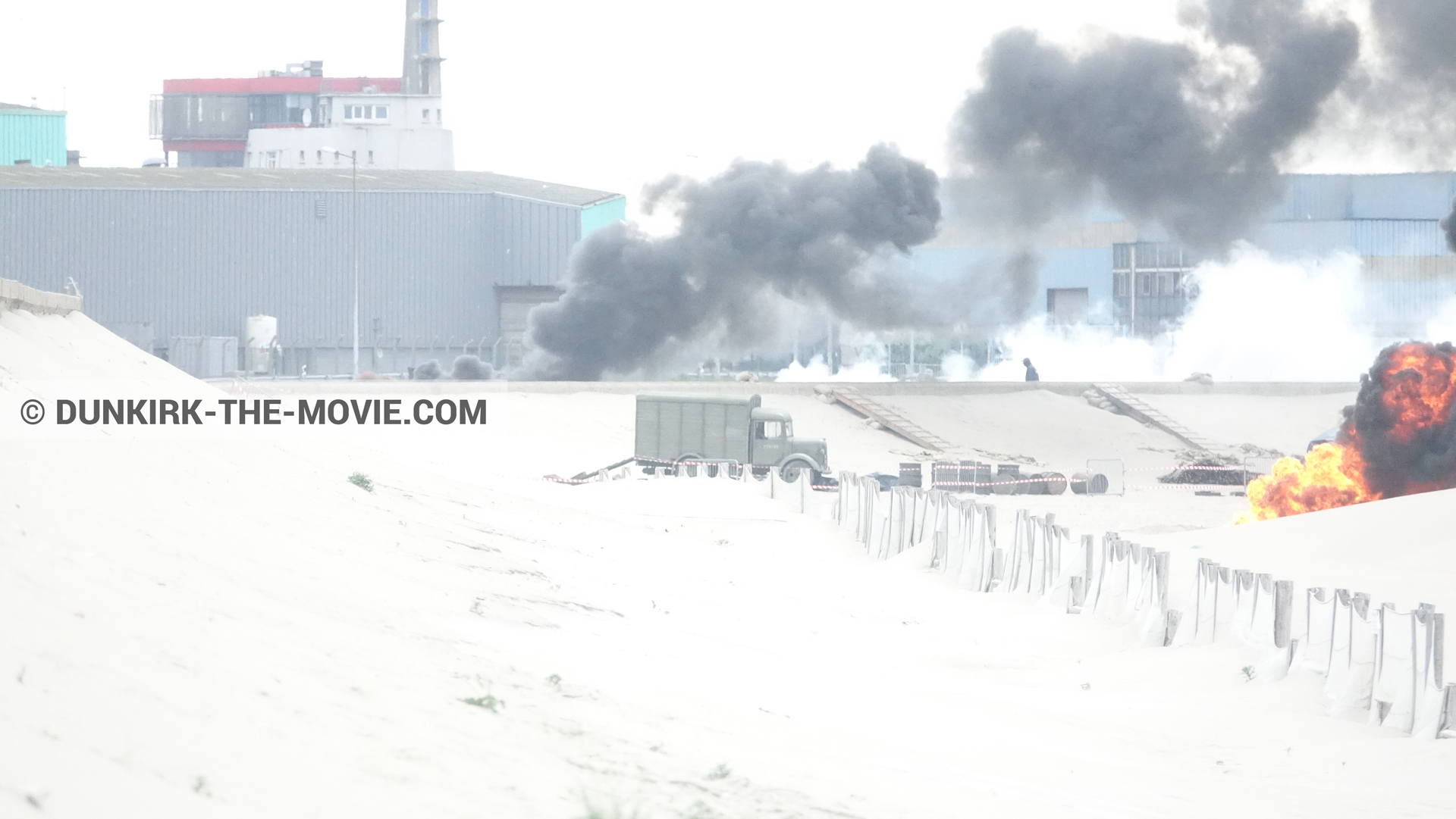 Photo avec camion, fumÃ©e noire, plage,  des dessous du Film Dunkerque de Nolan