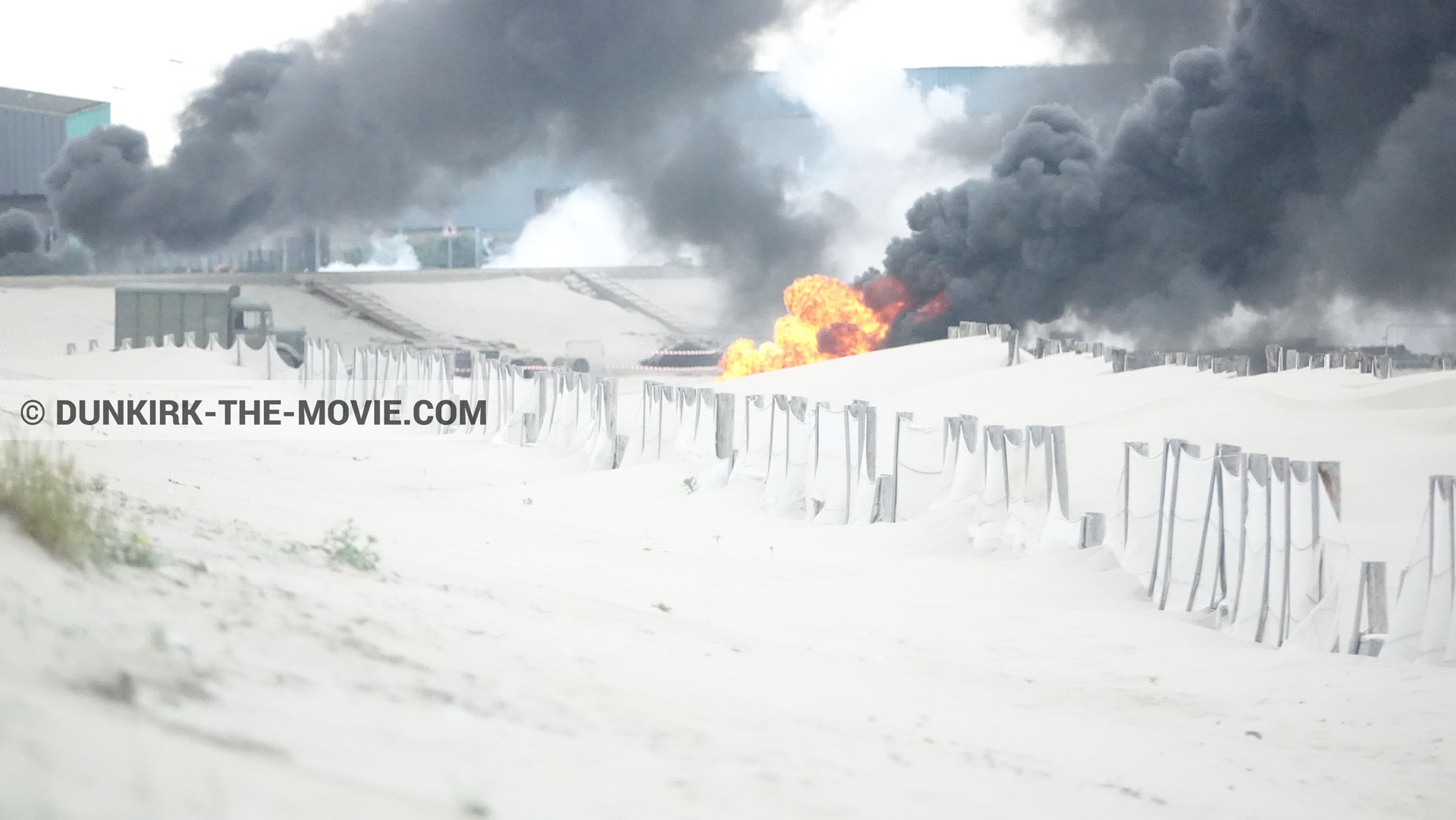 Fotos con camion, humo negro, playa,  durante el rodaje de la película Dunkerque de Nolan