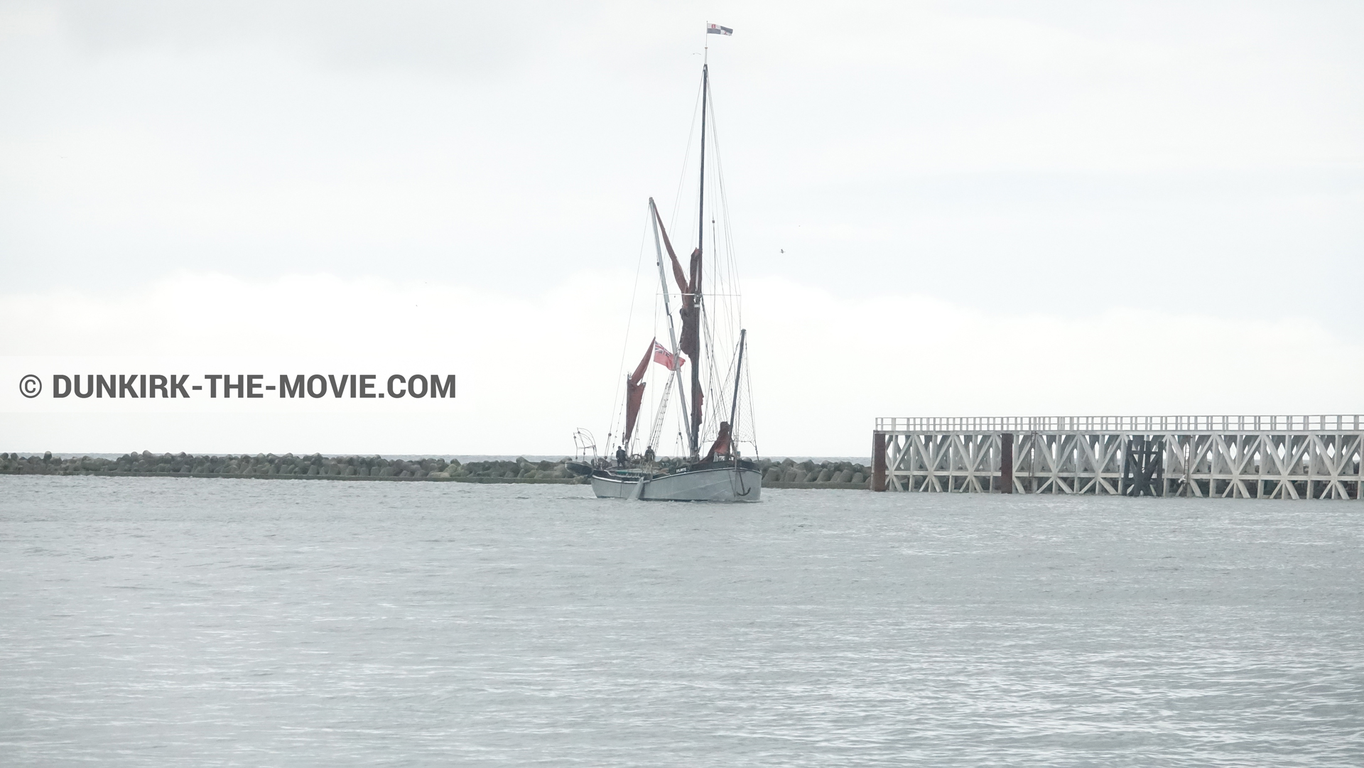 Photo avec bateau, jetée EST, Xylonite,  des dessous du Film Dunkerque de Nolan