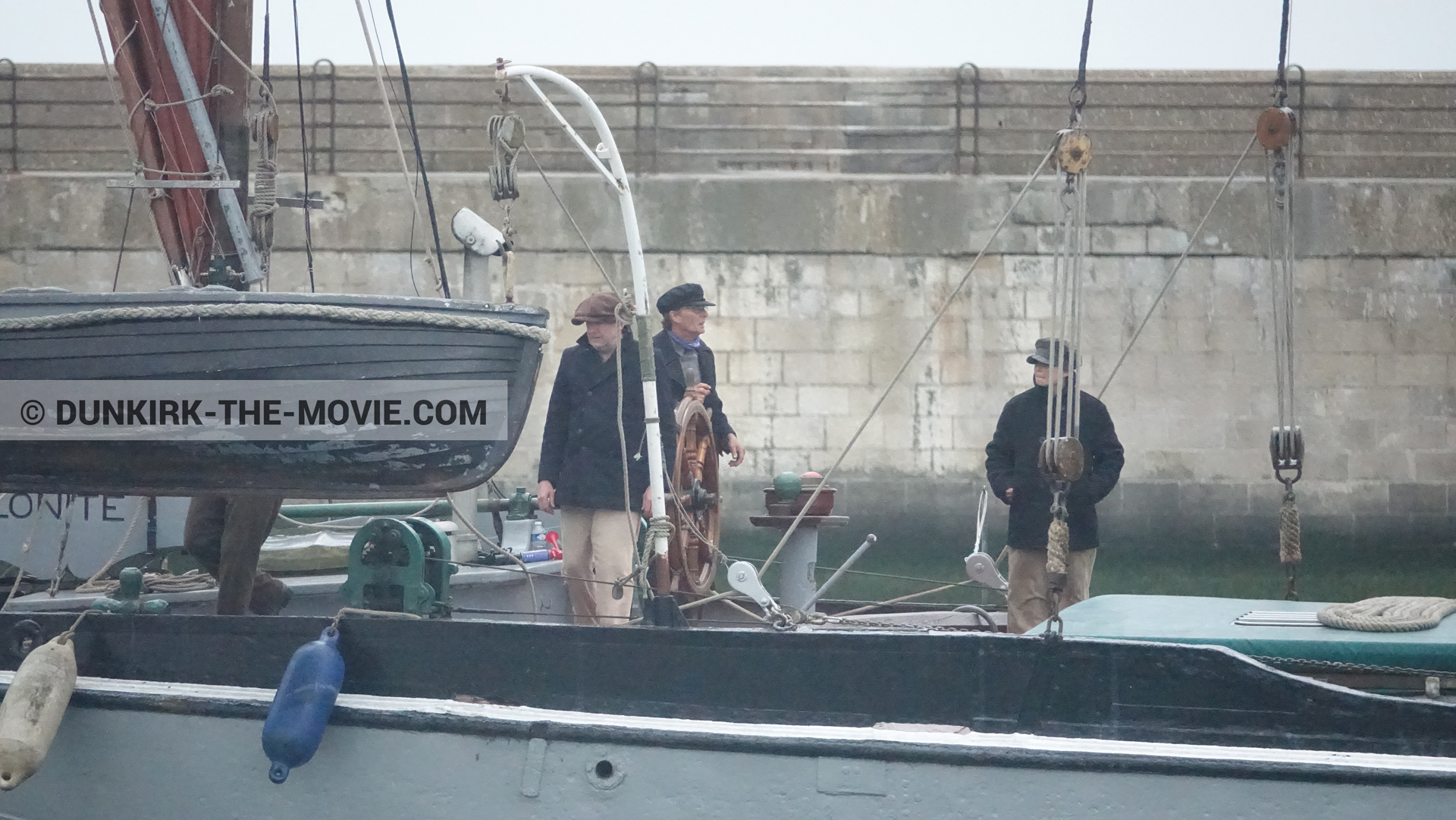 Photo avec bateau, figurants, jetée EST,  des dessous du Film Dunkerque de Nolan