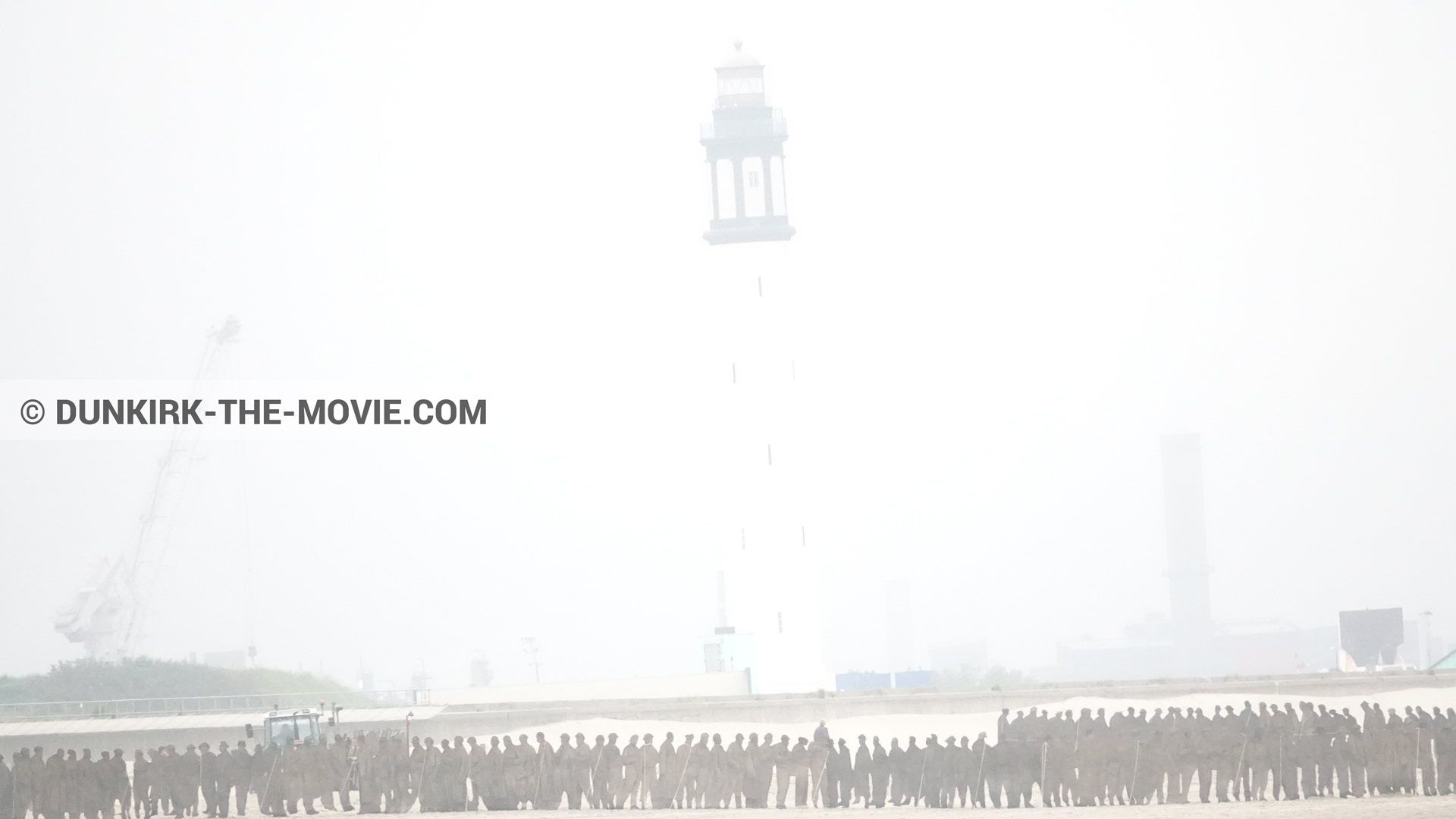 Fotos con decoración, humo blanco, faro de Dunkerque,  durante el rodaje de la película Dunkerque de Nolan