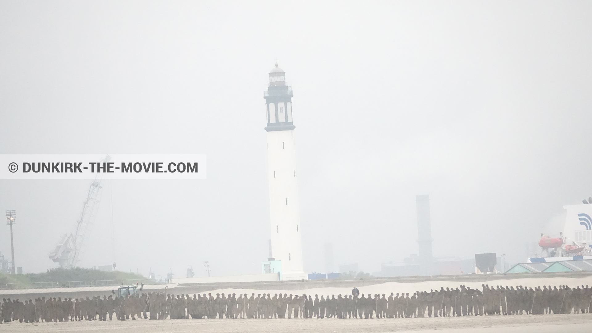 Fotos con decoración, humo blanco, faro de Dunkerque,  durante el rodaje de la película Dunkerque de Nolan