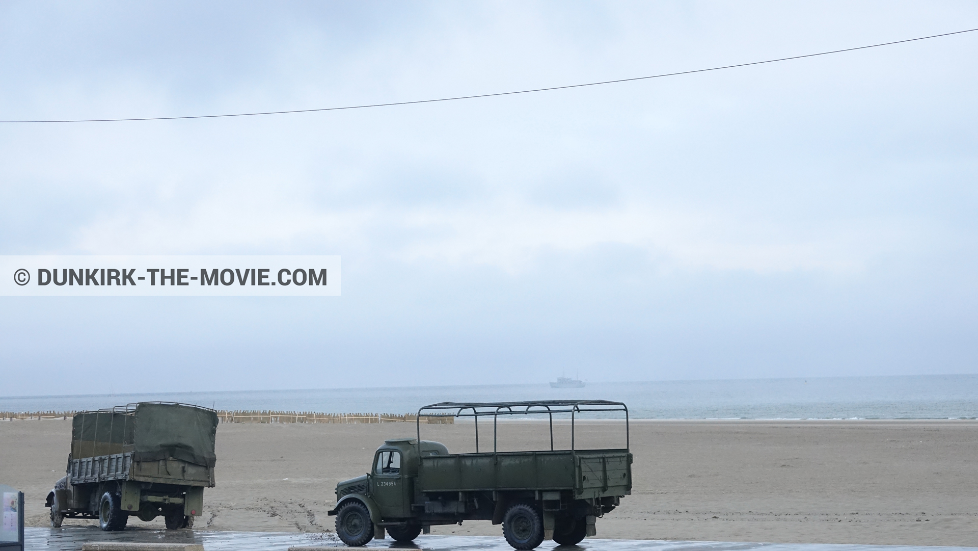 Photo avec camion, ciel nuageux, plage,  des dessous du Film Dunkerque de Nolan