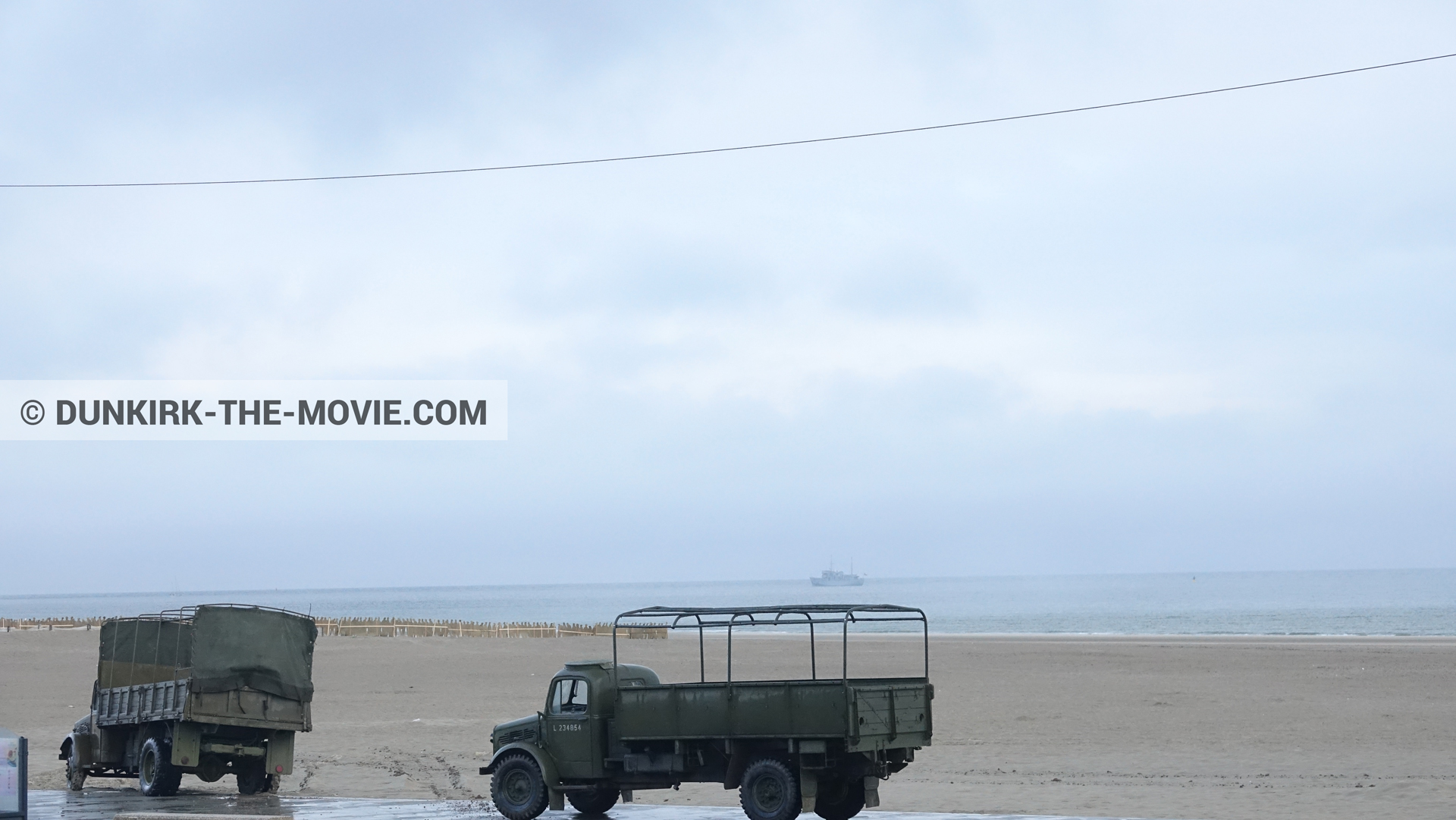 Fotos con camion, cielo nublado, playa,  durante el rodaje de la película Dunkerque de Nolan