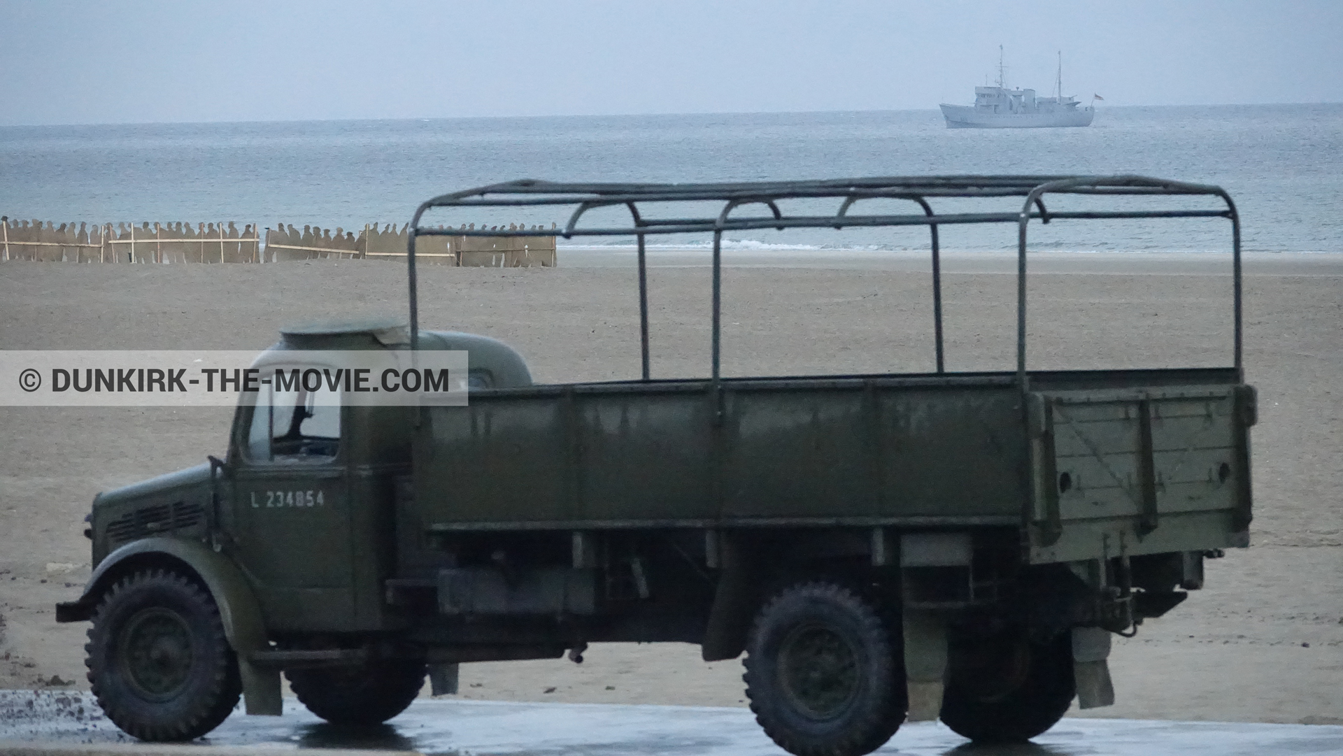 Photo avec camion, plage,  des dessous du Film Dunkerque de Nolan