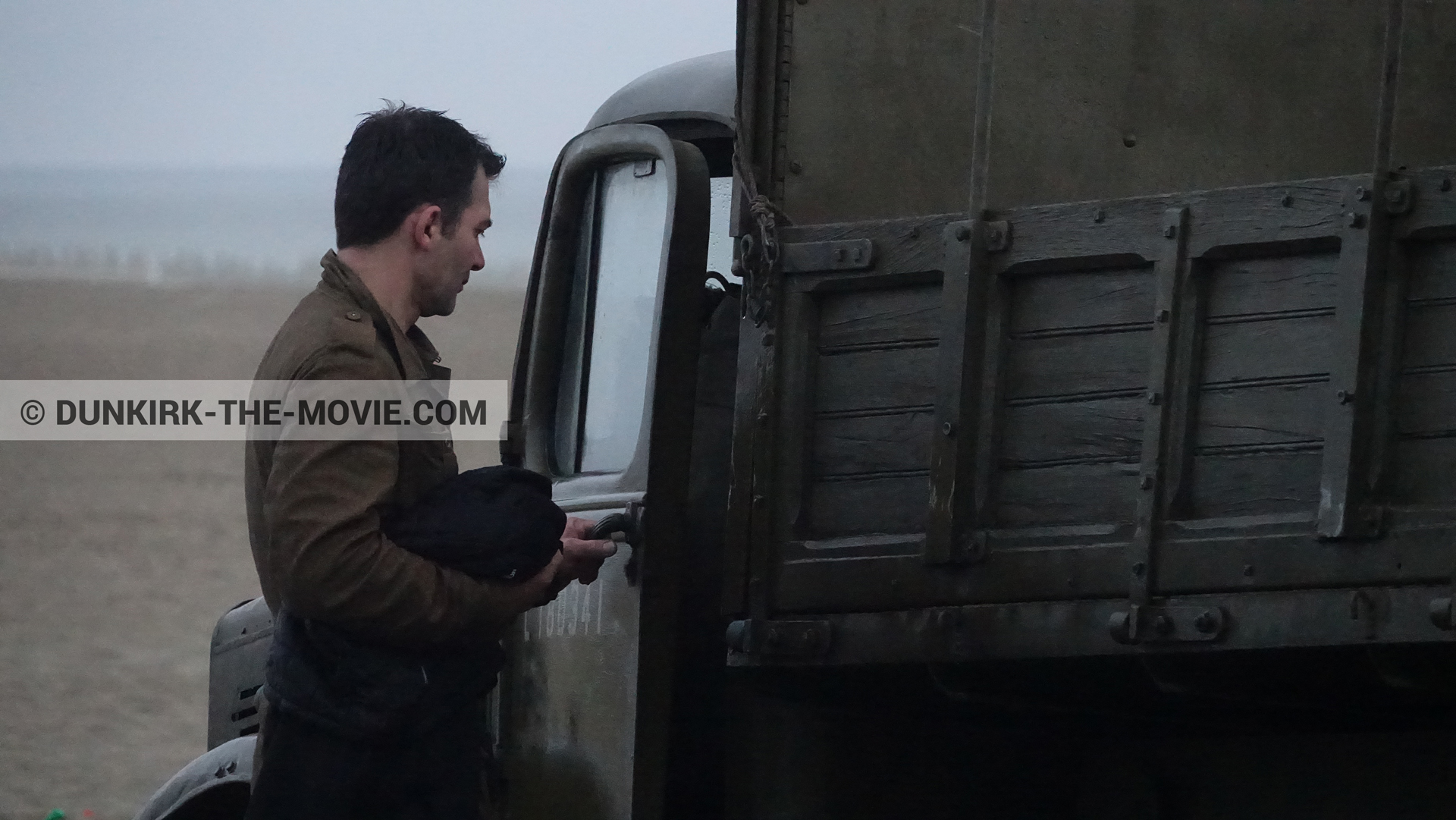 Photo avec camion, figurants, plage,  des dessous du Film Dunkerque de Nolan