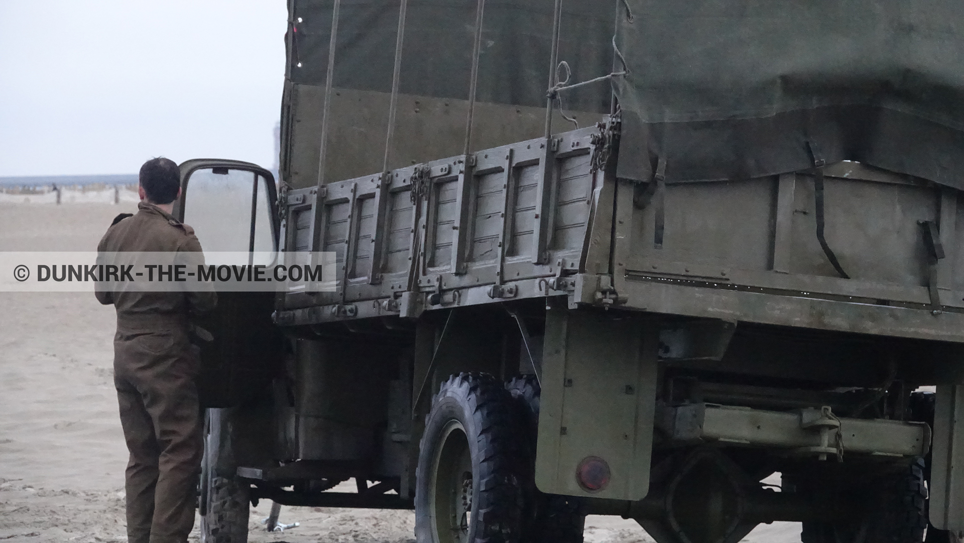 Picture with truck, supernumeraries, beach,  from behind the scene of the Dunkirk movie by Nolan