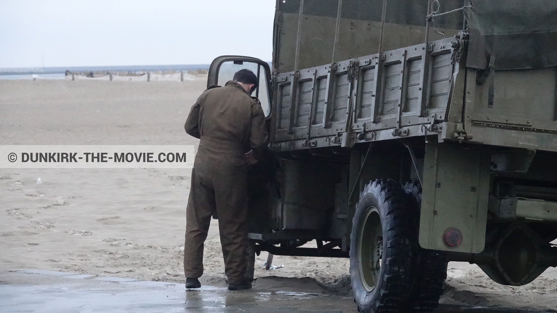 Photo avec camion, figurants, plage,  des dessous du Film Dunkerque de Nolan