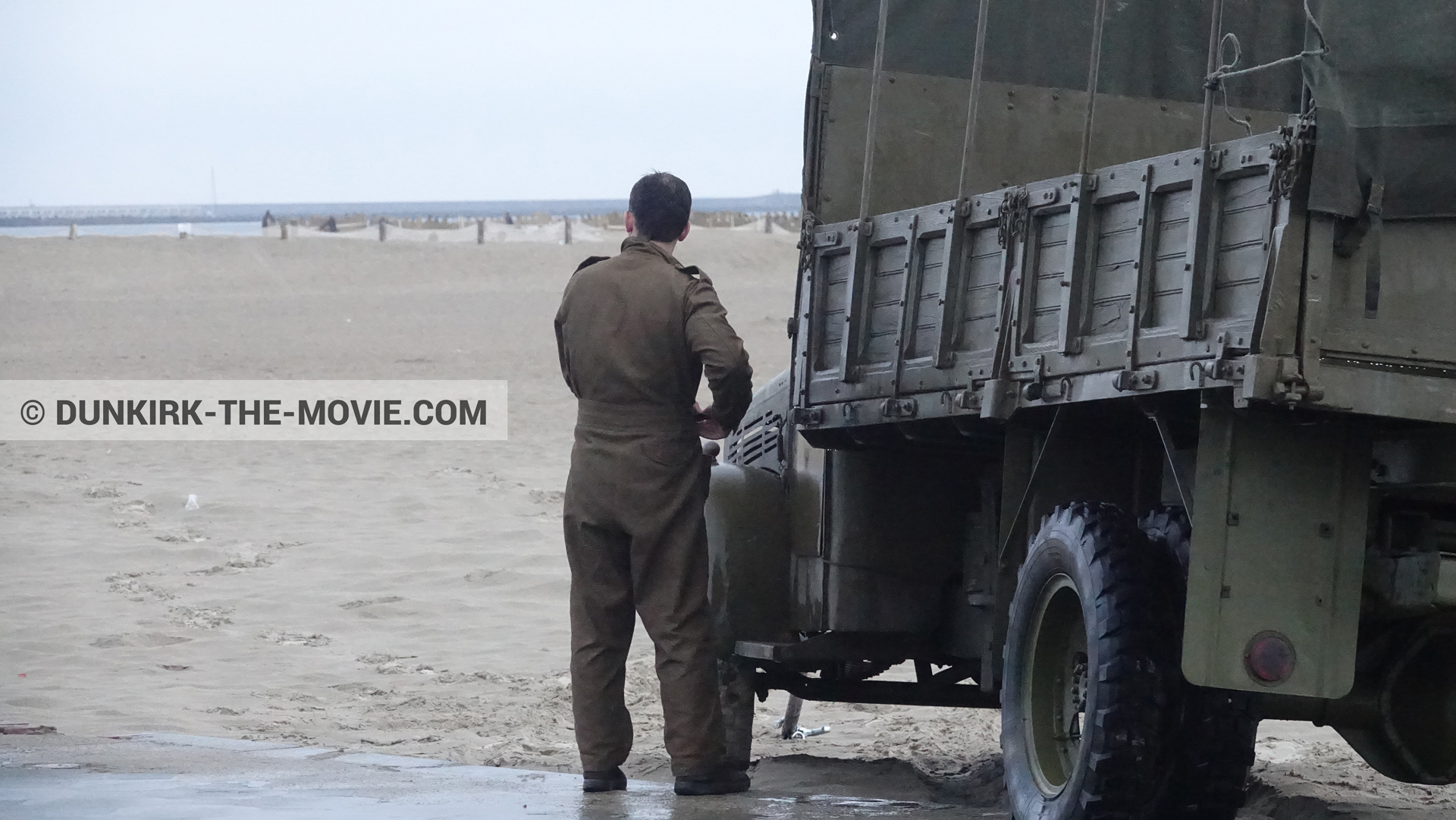 Photo avec camion, figurants, plage,  des dessous du Film Dunkerque de Nolan