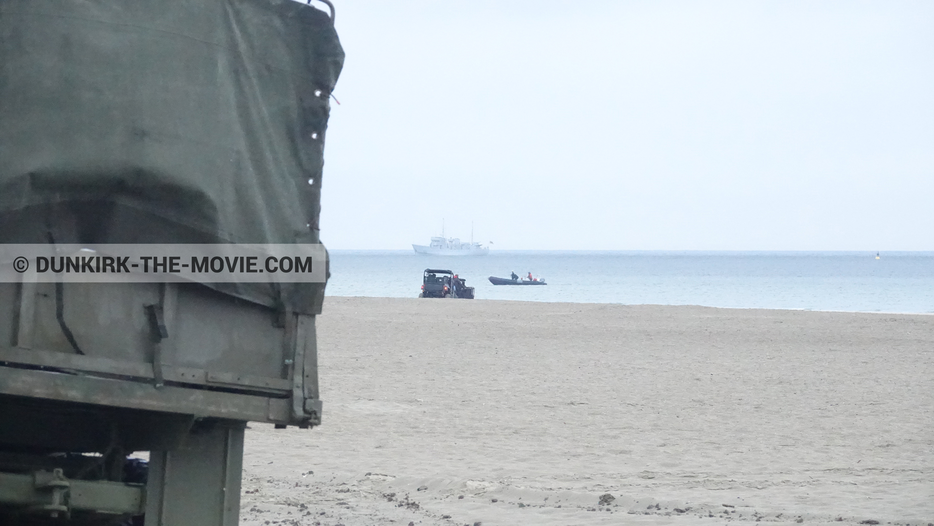 Photo avec camion, plage,  des dessous du Film Dunkerque de Nolan