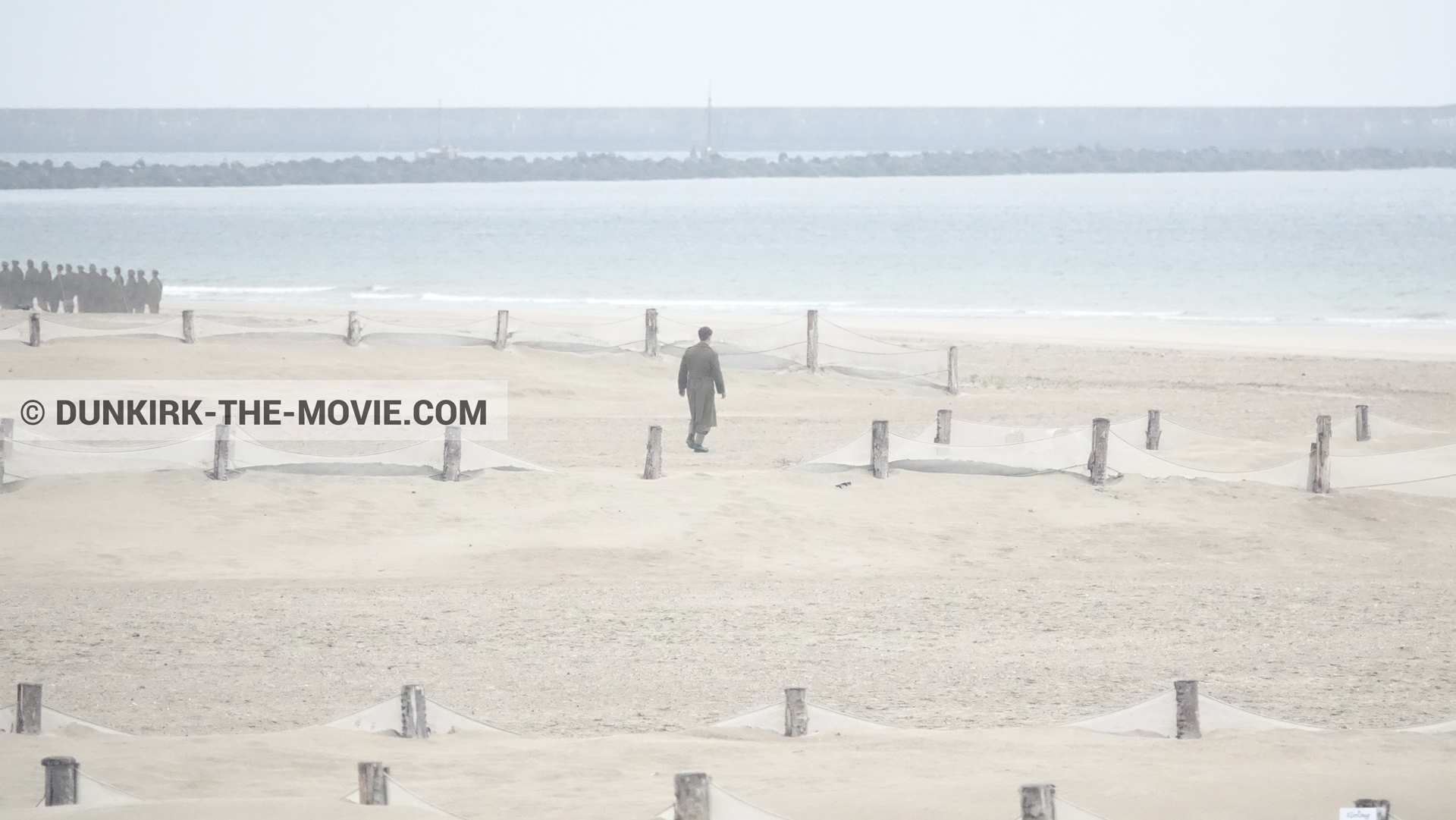 Fotos con decoración, extras, playa,  durante el rodaje de la película Dunkerque de Nolan