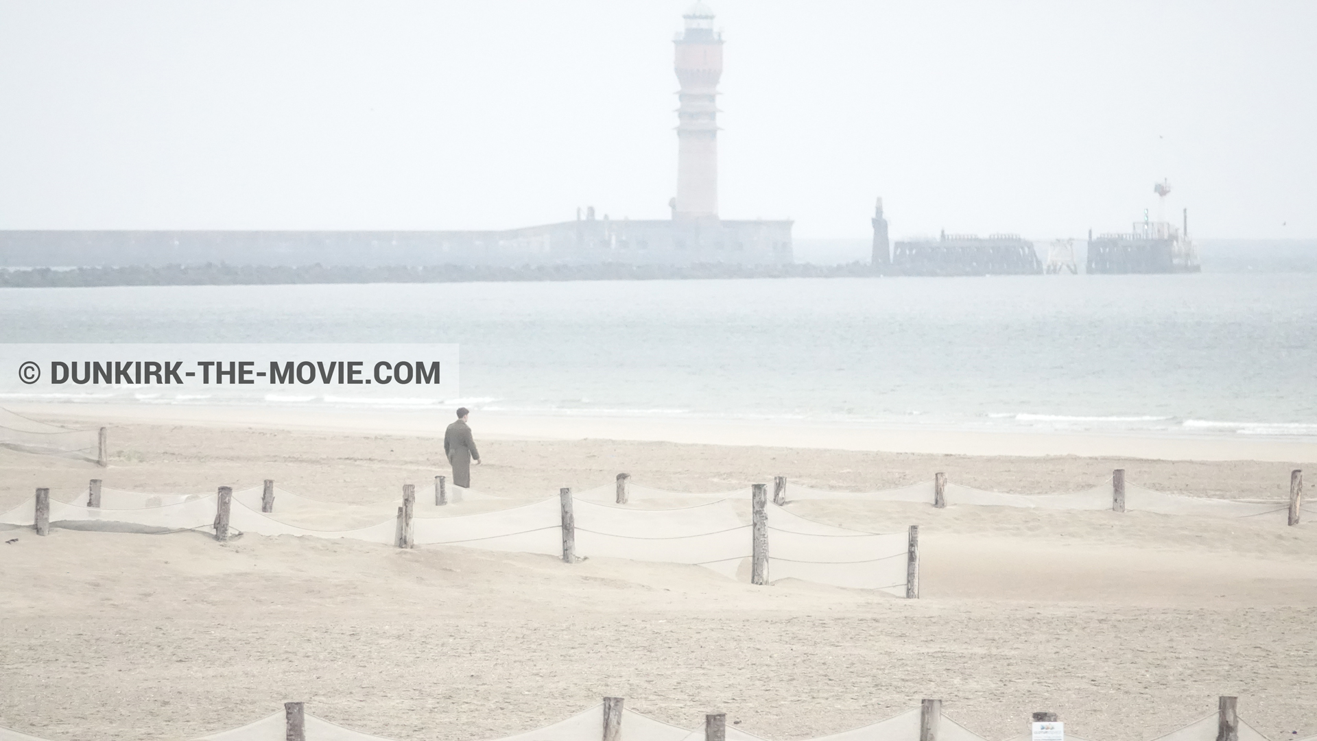 Photo avec figurants, phare de St Pol sur Mer, plage,  des dessous du Film Dunkerque de Nolan