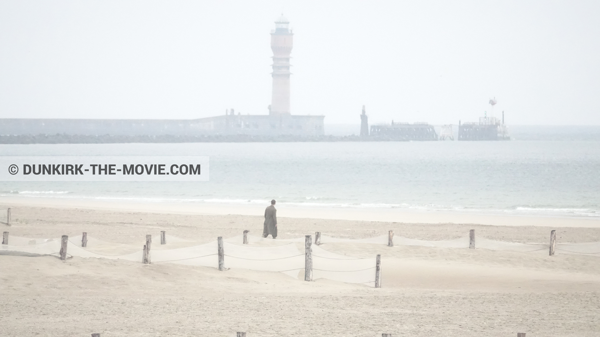 Photo avec figurants, phare de St Pol sur Mer, plage,  des dessous du Film Dunkerque de Nolan