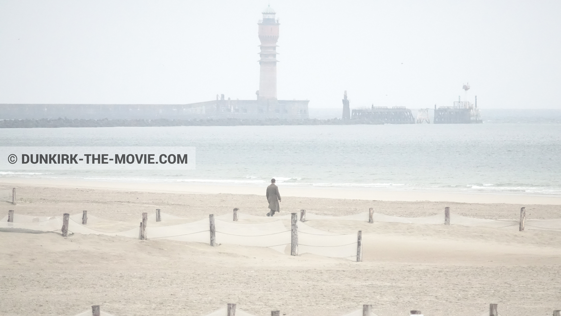 Photo avec figurants, phare de St Pol sur Mer, plage,  des dessous du Film Dunkerque de Nolan