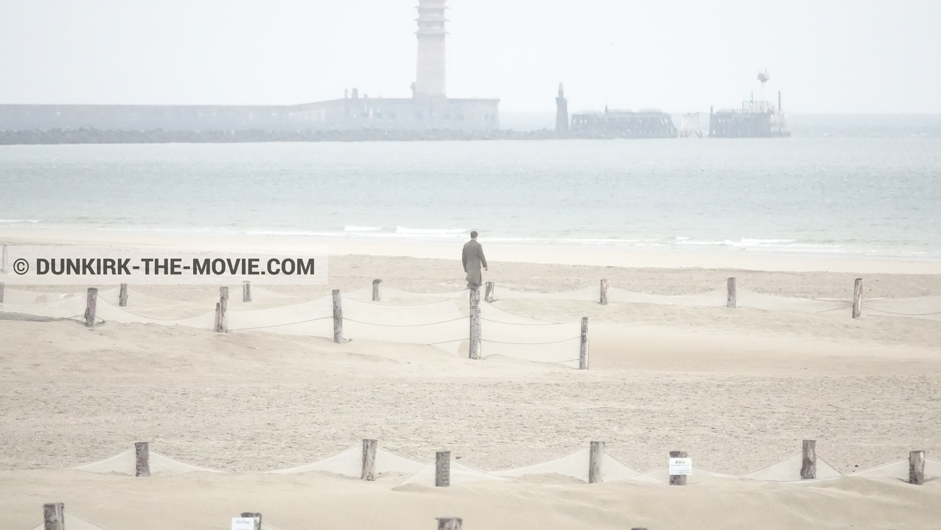 Photo avec figurants, phare de St Pol sur Mer, plage,  des dessous du Film Dunkerque de Nolan