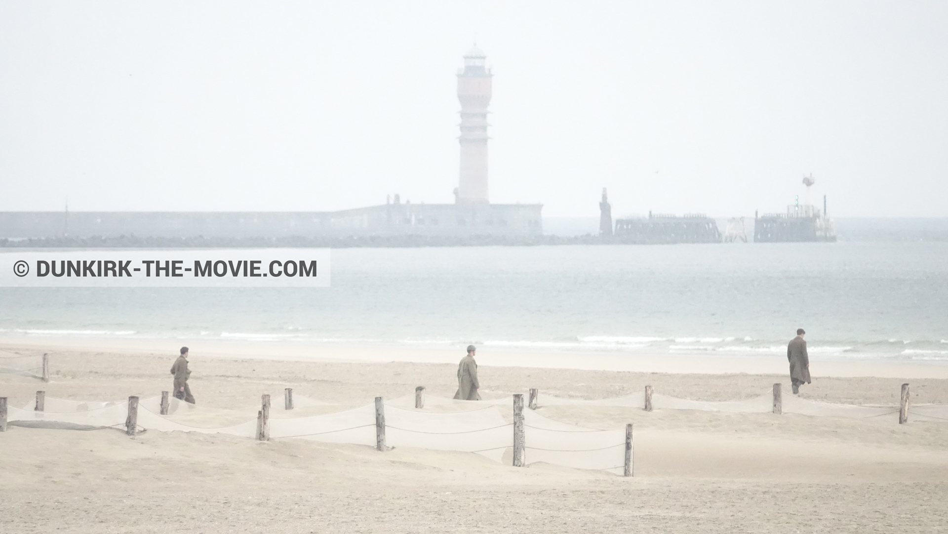 Fotos con extras, faro de Saint-Pol-sur-Mer, playa,  durante el rodaje de la película Dunkerque de Nolan