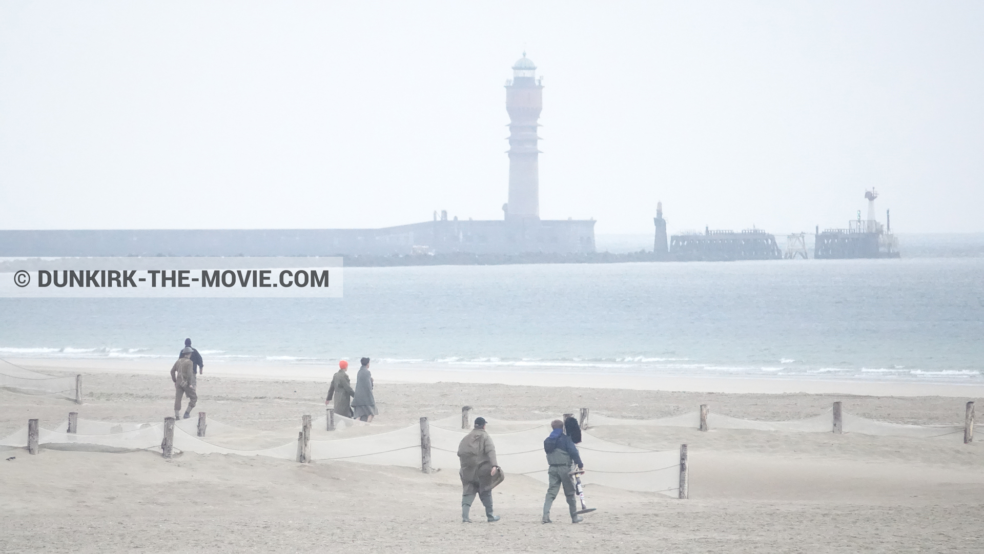 Photo avec figurants, phare de St Pol sur Mer, plage, Ã©quipe technique,  des dessous du Film Dunkerque de Nolan