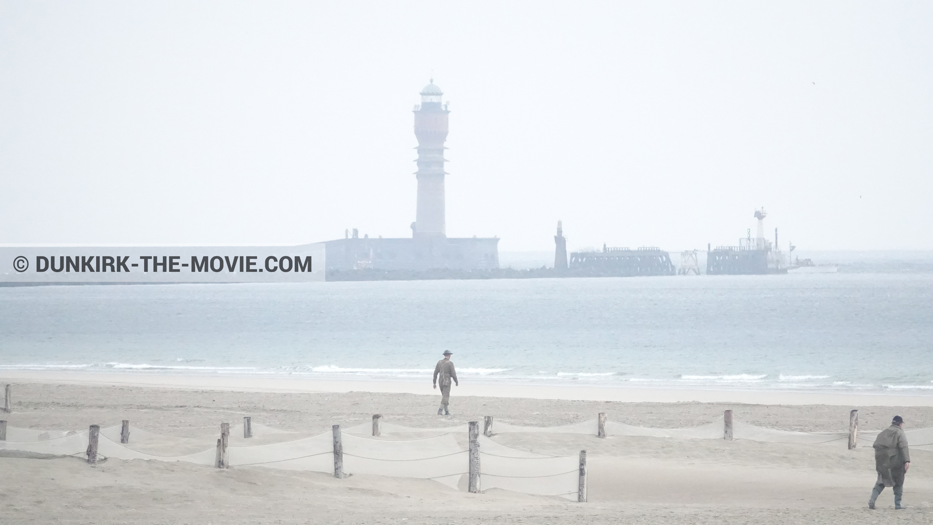 Photo avec figurants, phare de St Pol sur Mer, plage,  des dessous du Film Dunkerque de Nolan