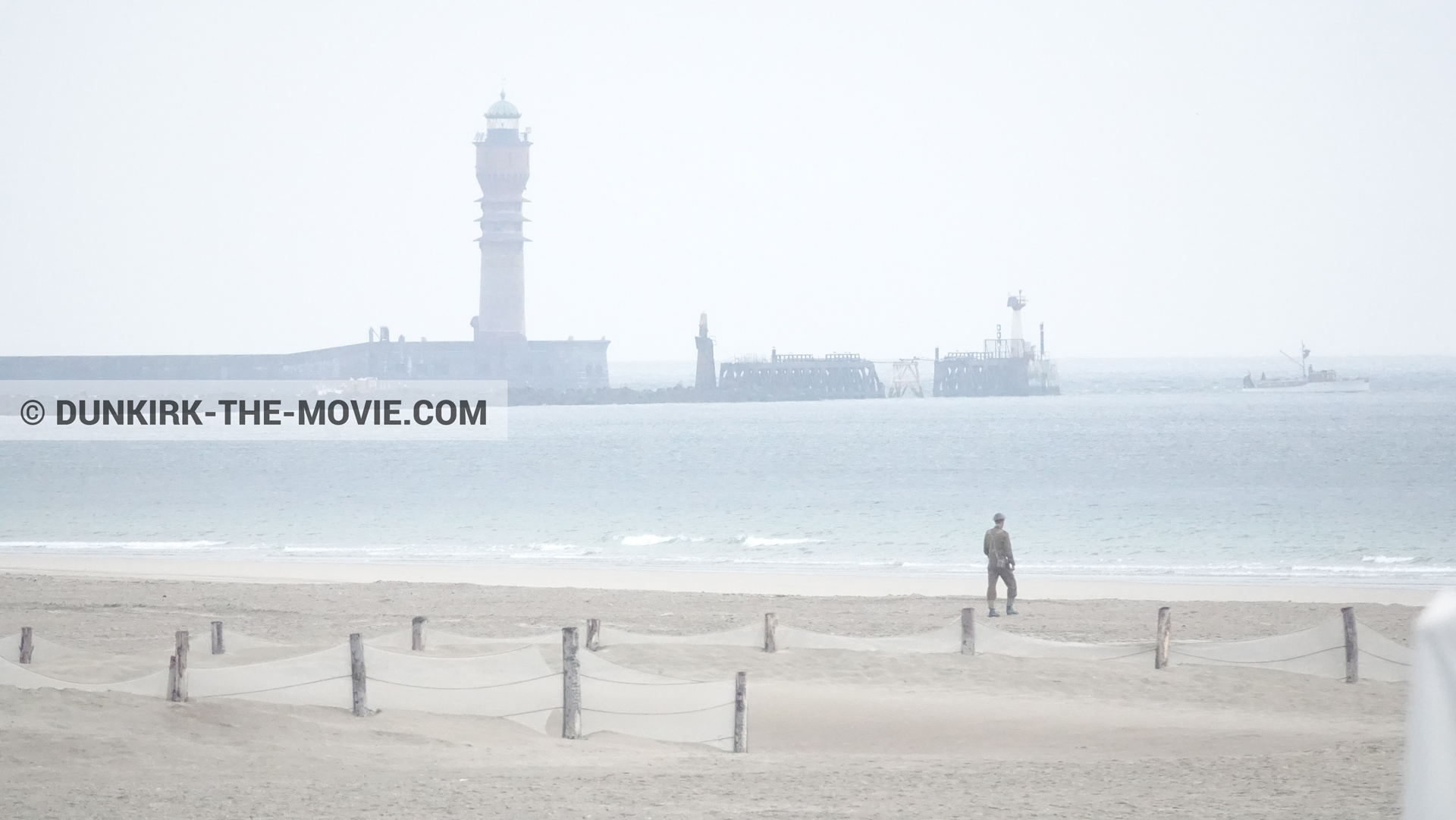 Fotos con extras, faro de Saint-Pol-sur-Mer, playa,  durante el rodaje de la película Dunkerque de Nolan