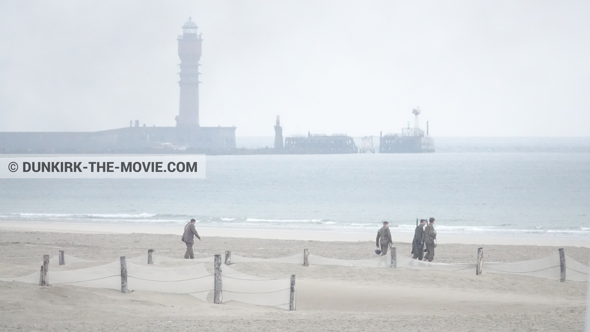 Photo avec figurants, phare de St Pol sur Mer, plage,  des dessous du Film Dunkerque de Nolan