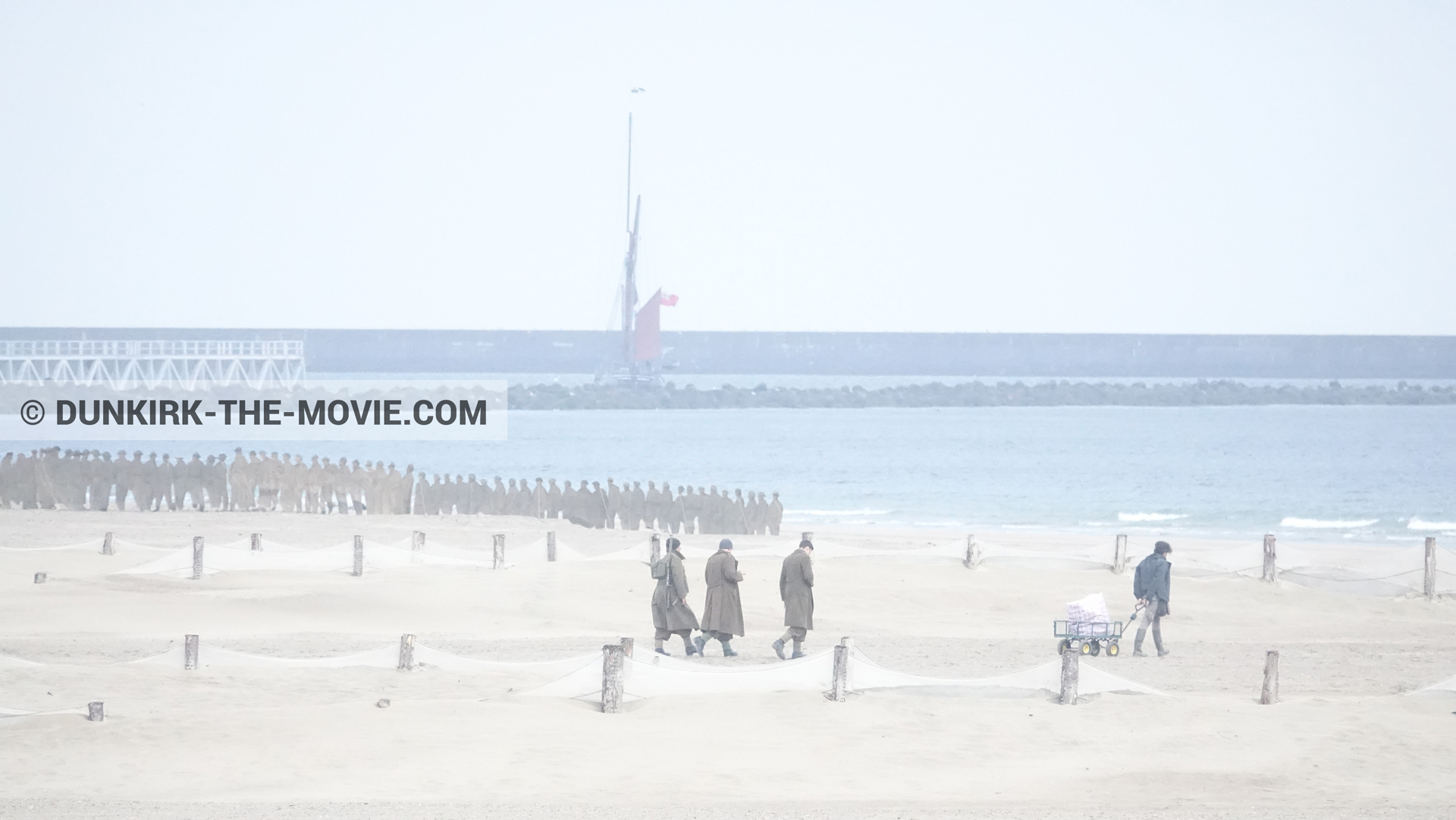 Photo avec bateau, figurants, plage, Ã©quipe technique,  des dessous du Film Dunkerque de Nolan