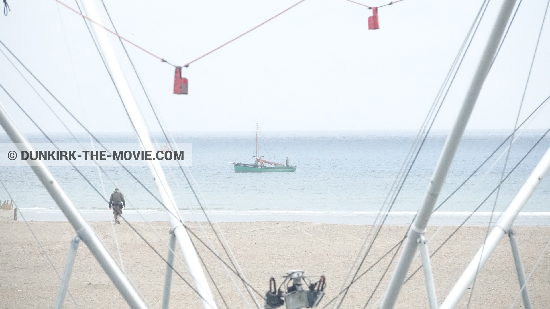 Photo avec bateau, plage,  des dessous du Film Dunkerque de Nolan