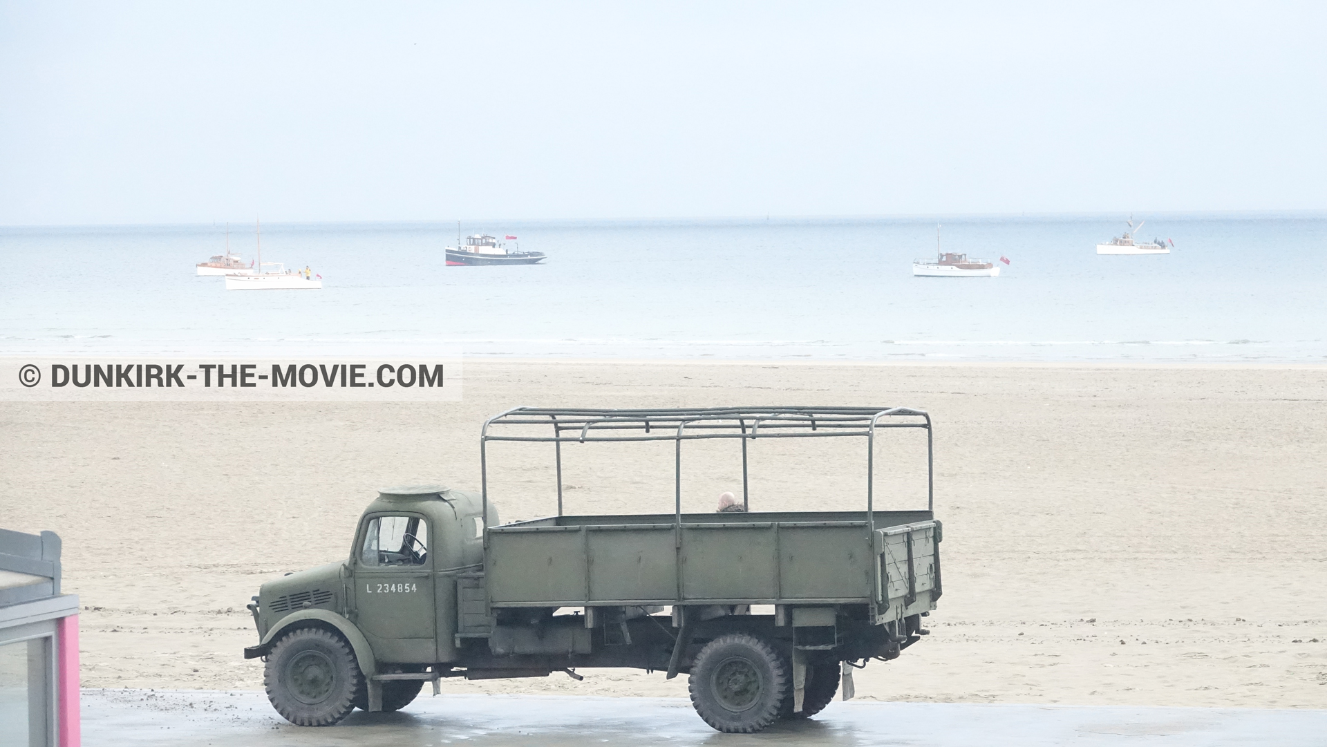 Photo avec bateau, camion, plage,  des dessous du Film Dunkerque de Nolan