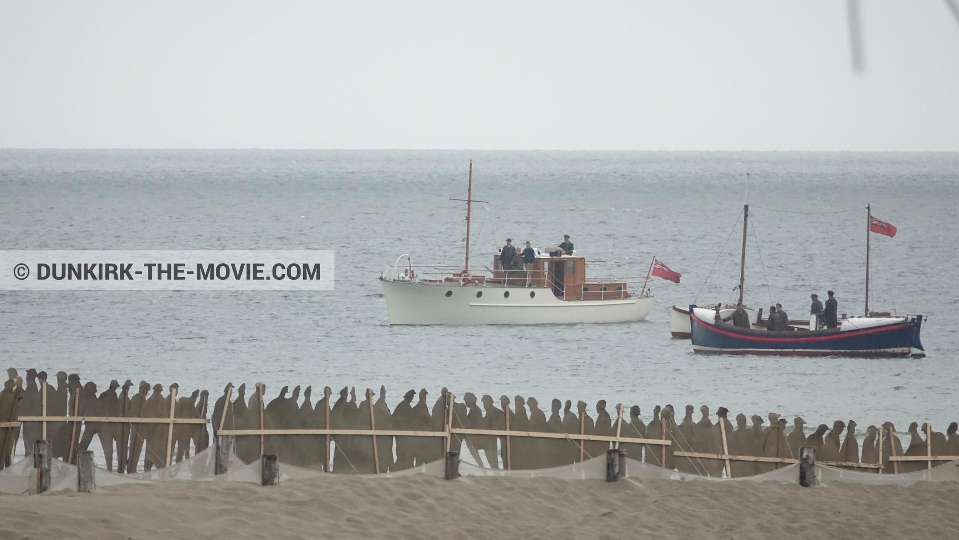 Photo avec bateau, décor, plage, canot de sauvetage Henry Finlay,  des dessous du Film Dunkerque de Nolan