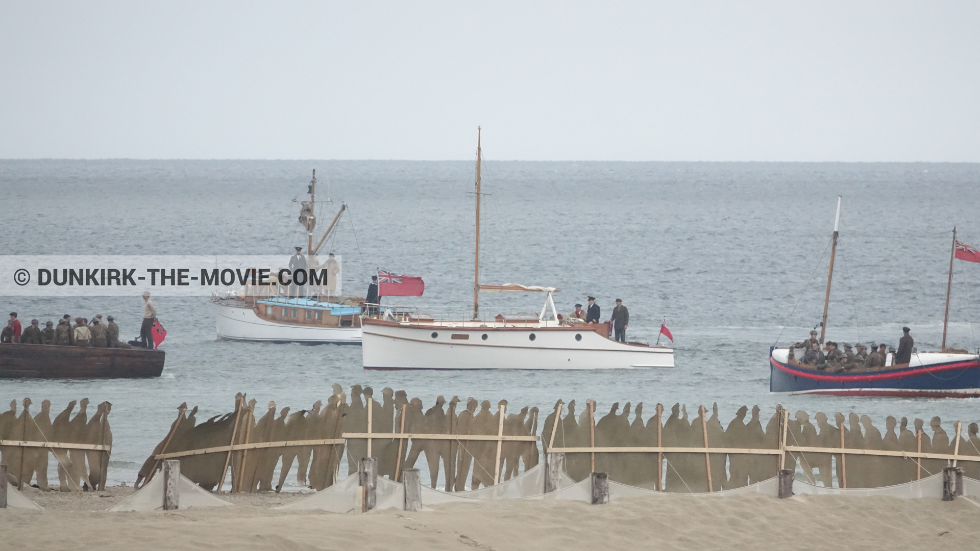 Fotos con barco, decoración, playa, del bote salvavidas Henry Finlay,  durante el rodaje de la película Dunkerque de Nolan