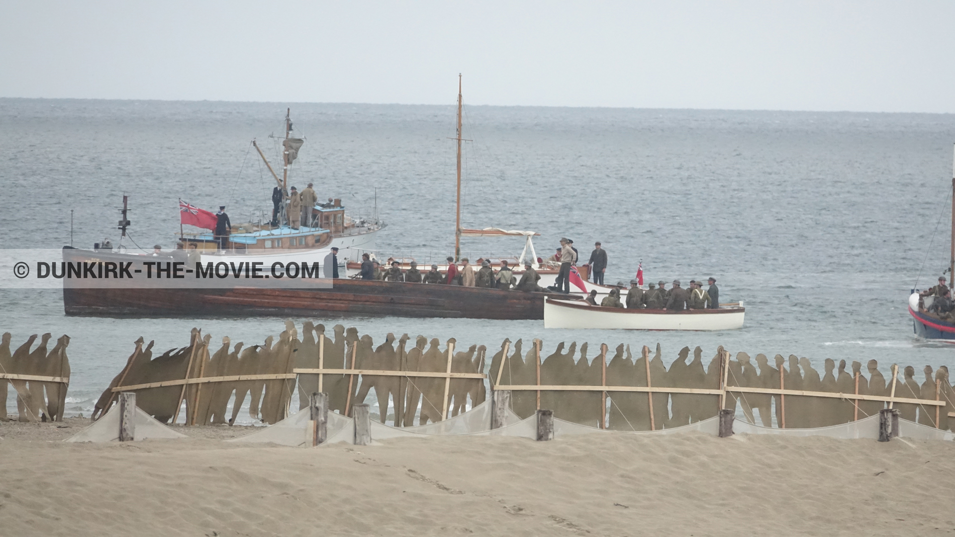 Fotos con barco, decoración, playa,  durante el rodaje de la película Dunkerque de Nolan