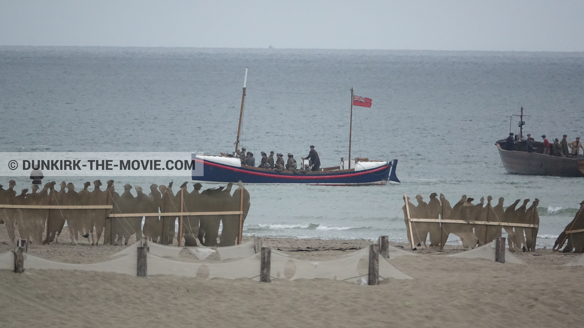 Photo avec bateau, décor, figurants, plage, canot de sauvetage Henry Finlay,  des dessous du Film Dunkerque de Nolan