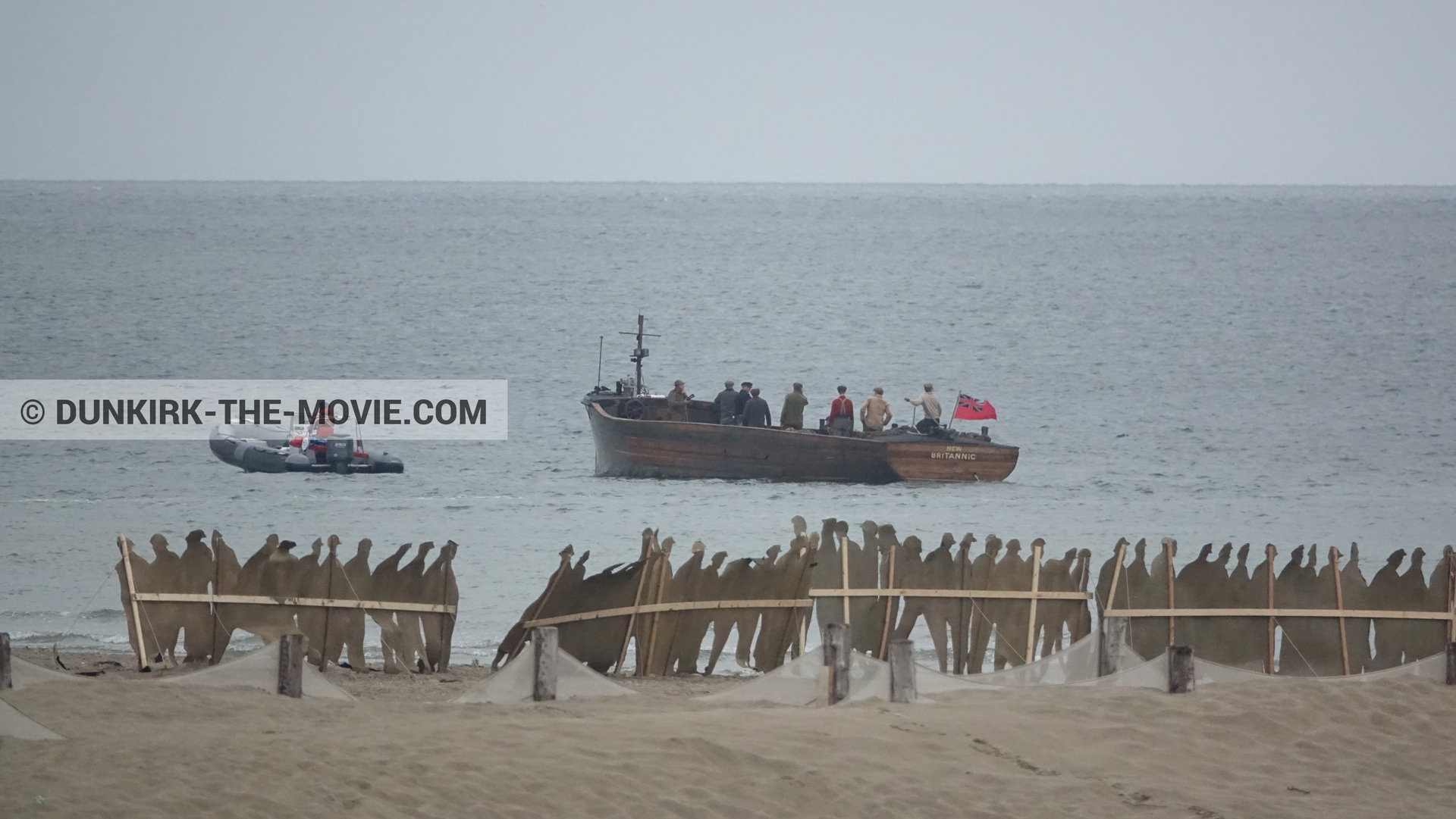 Fotos con barco, decoración, playa,  durante el rodaje de la película Dunkerque de Nolan