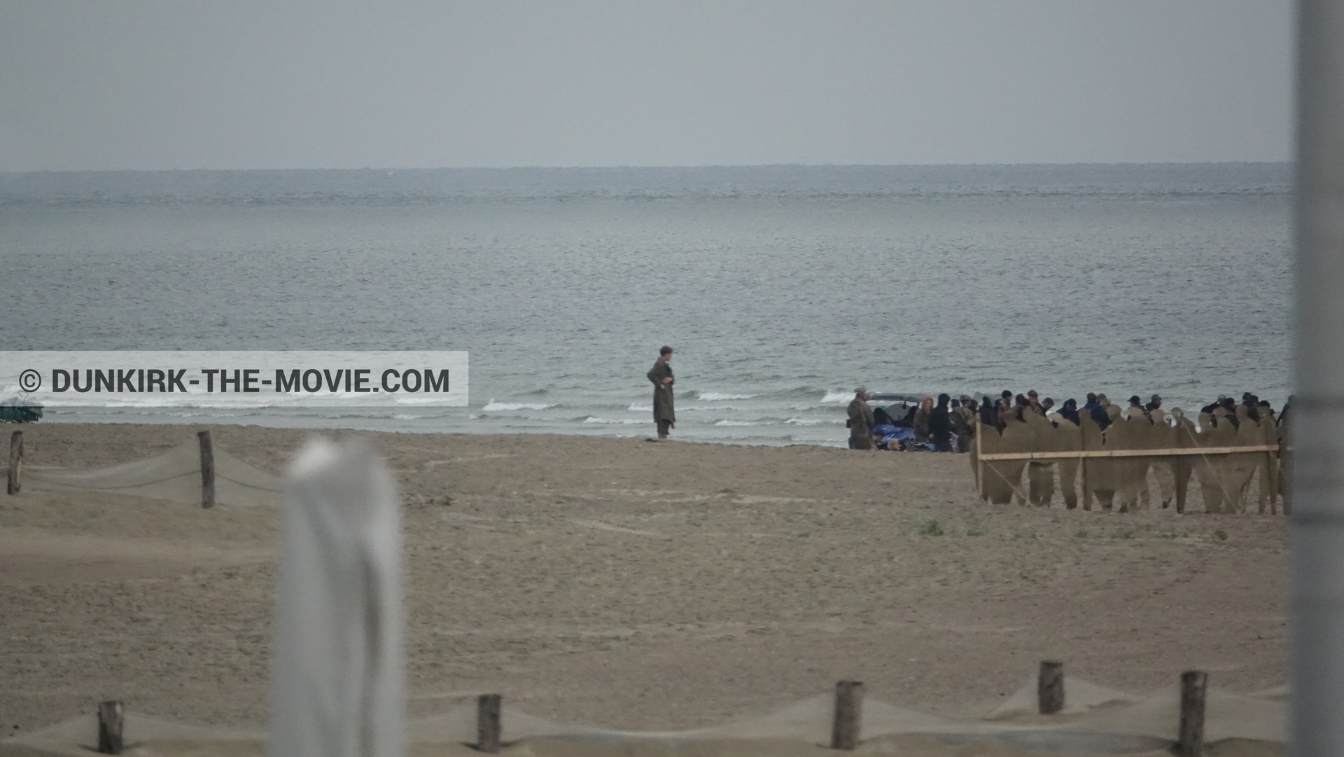 Fotos con decoración, extras, playa,  durante el rodaje de la película Dunkerque de Nolan