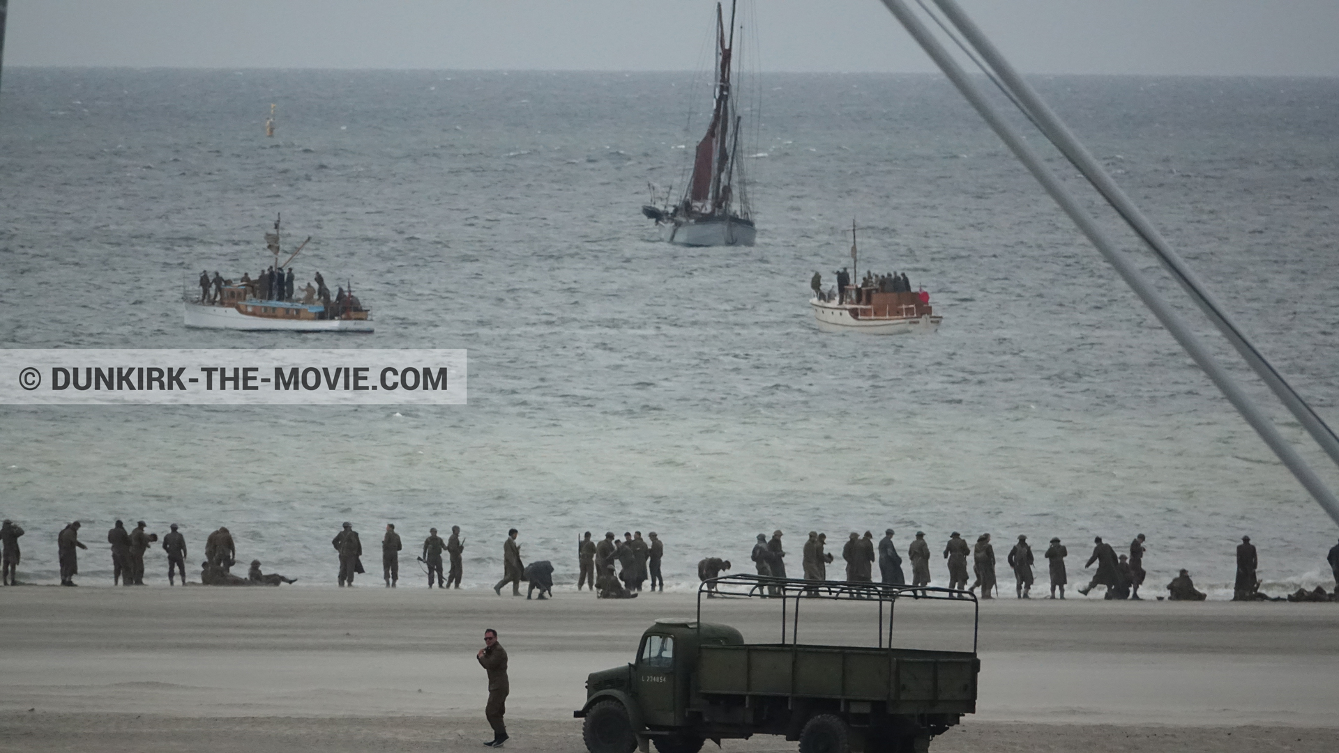 Photo avec bateau, camion, figurants, Xylonite,  des dessous du Film Dunkerque de Nolan